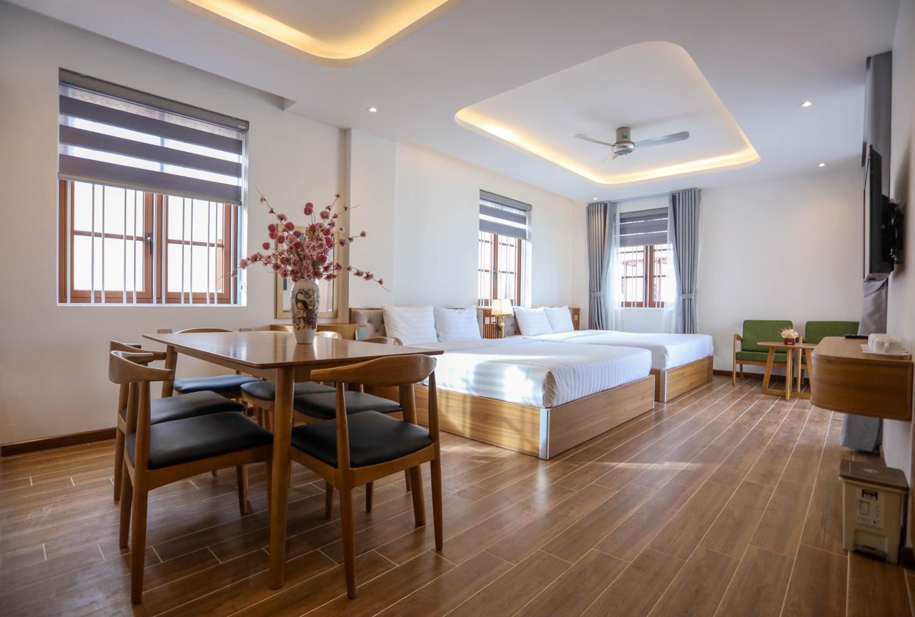 Deluxe Family Room with Balcony and City View photo 1