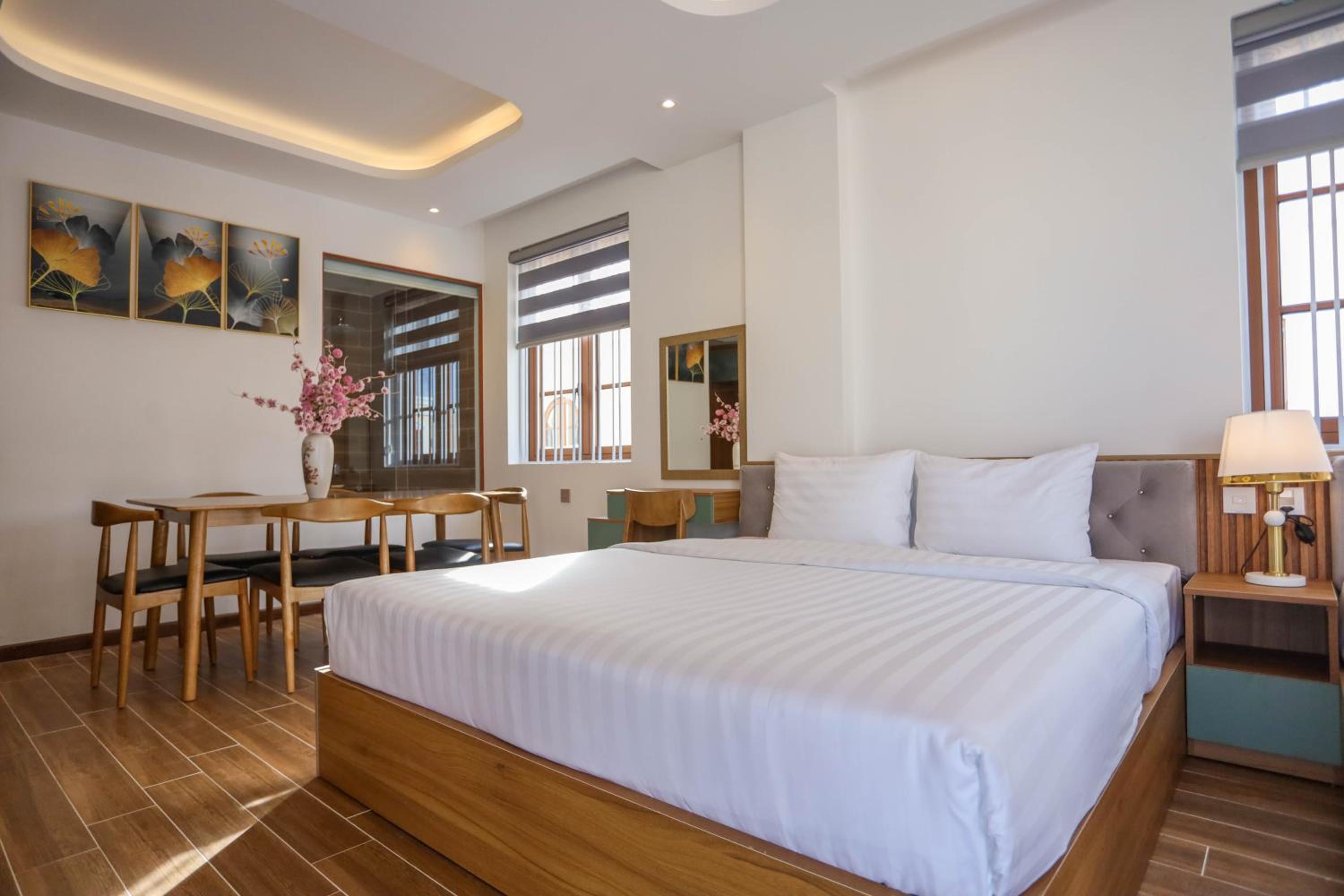 Deluxe Family Room with Balcony and City View photo 3