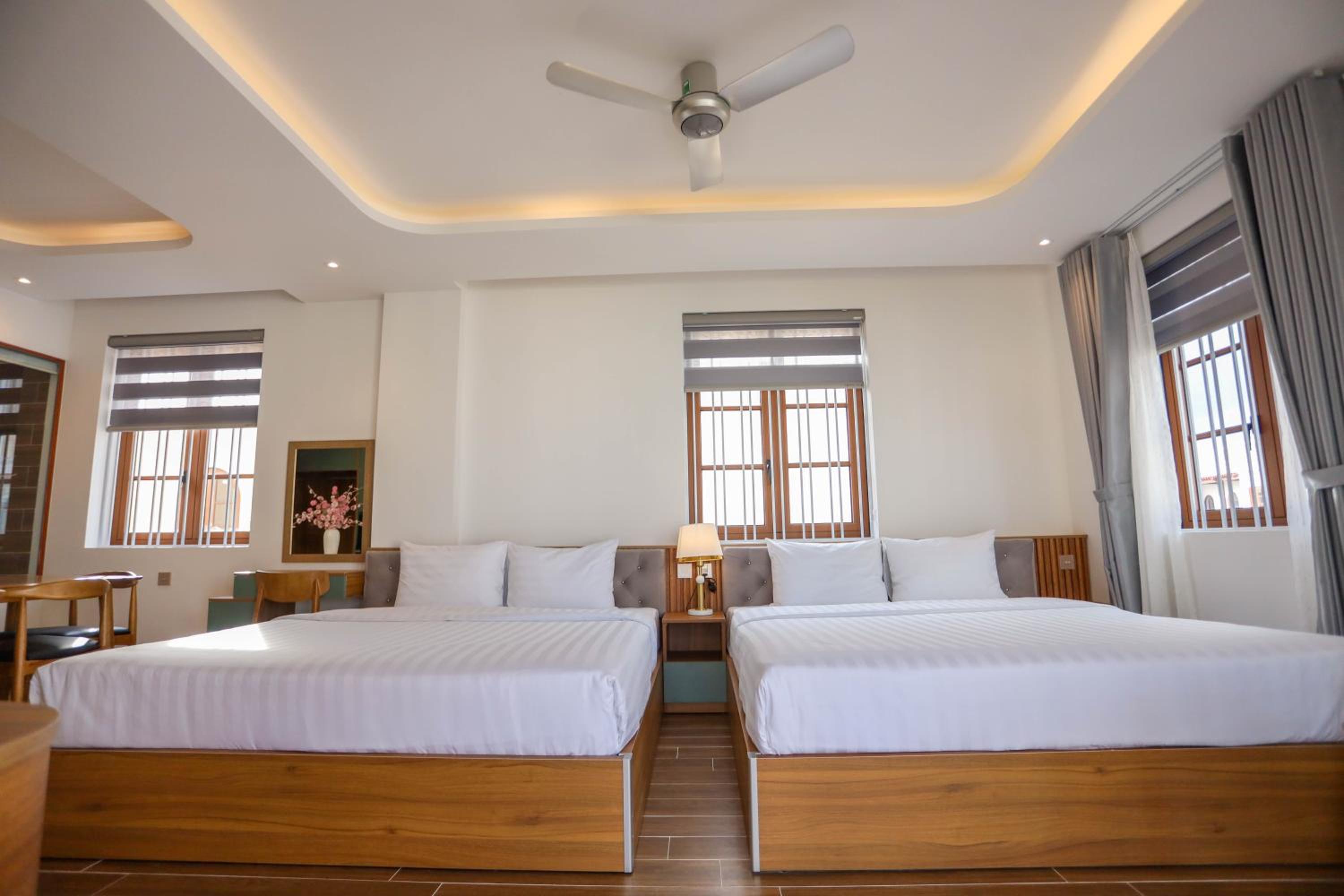 Deluxe Family Room with Balcony and City View photo 2