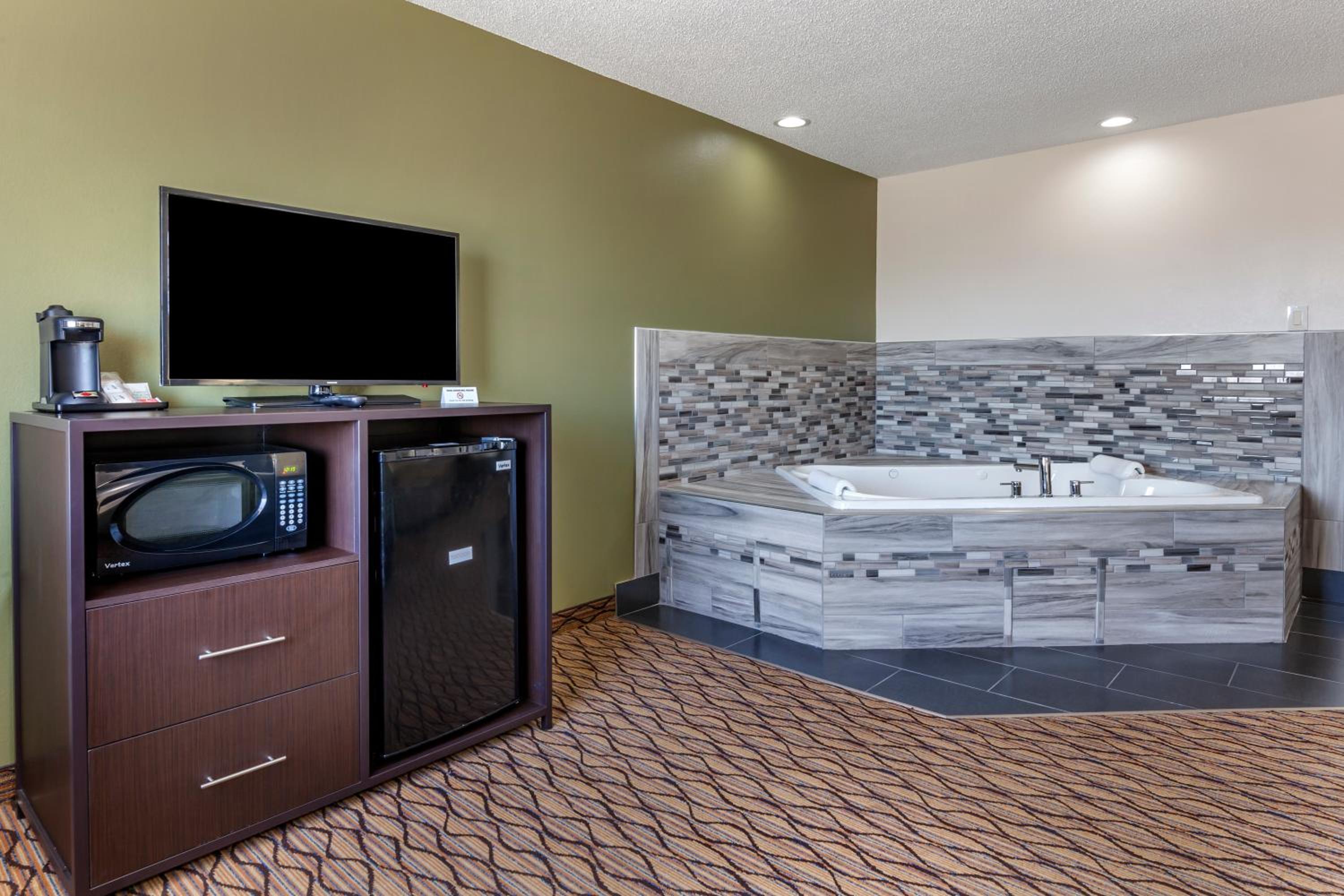 Queen Suite - Non-Smoking - Photo 4