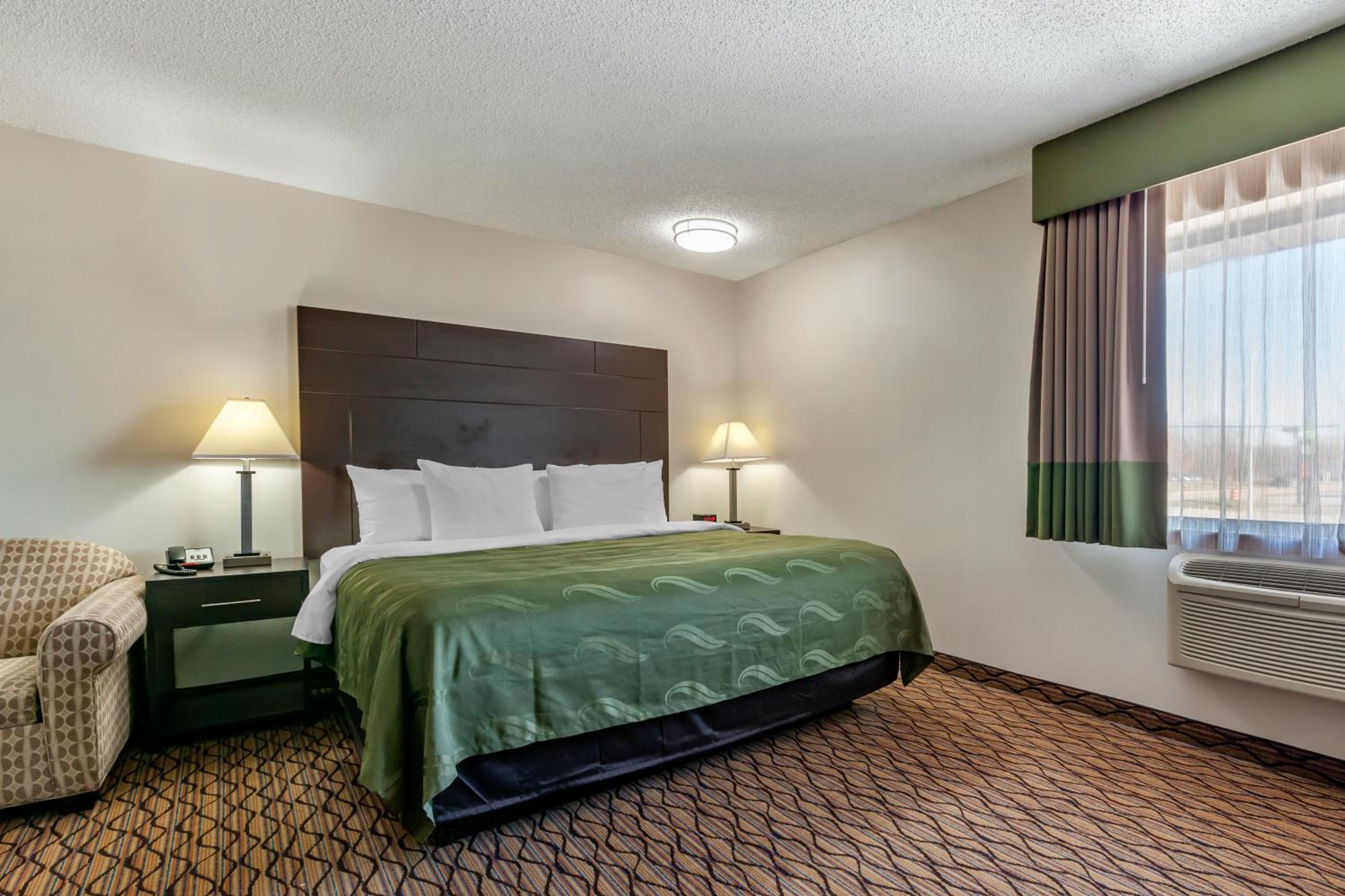 King Suite - Non-Smoking - Photo 2