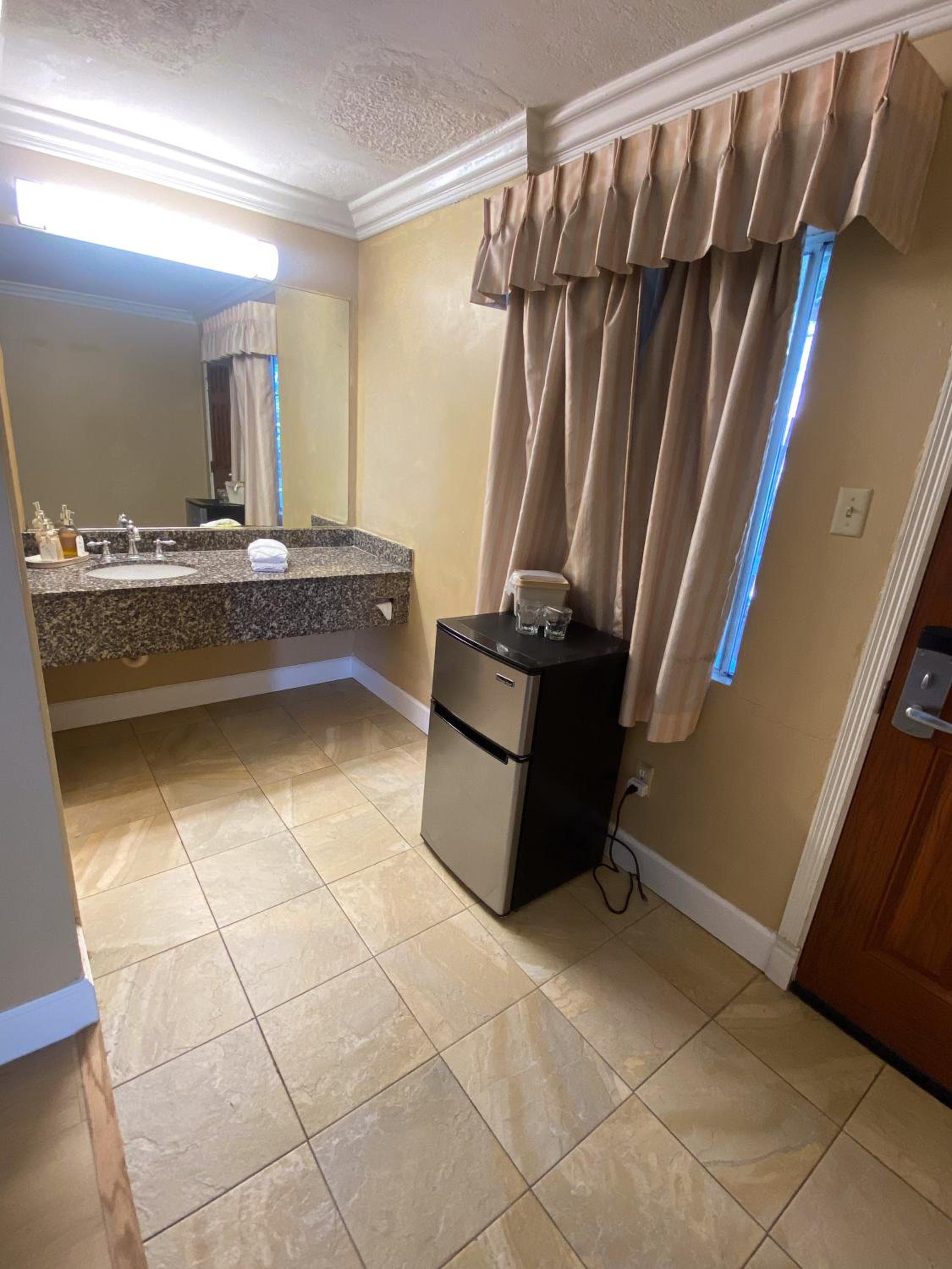 Ocean View Deluxe King, Twin photo 3
