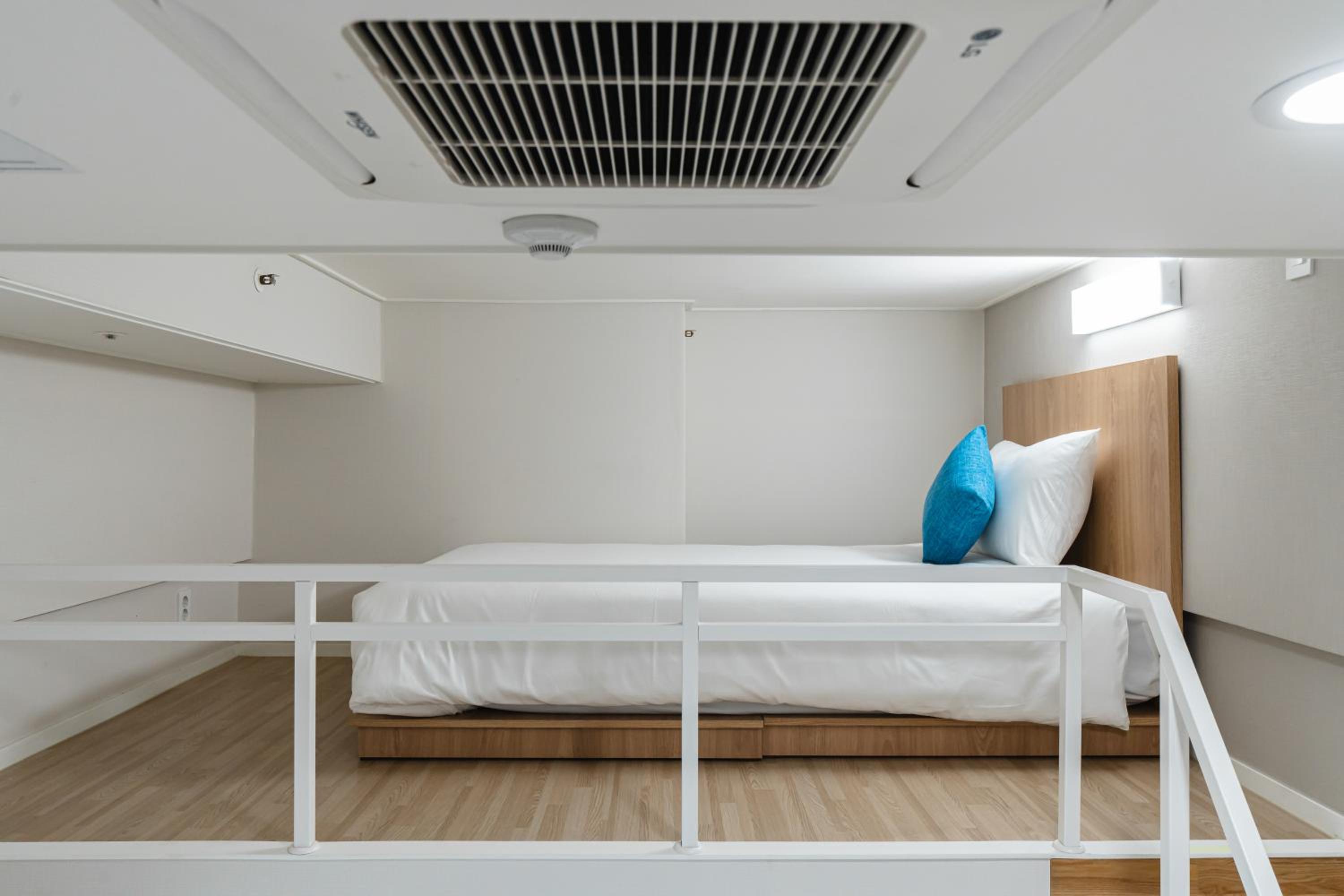 Superior Twin Room with City View - Photo 5