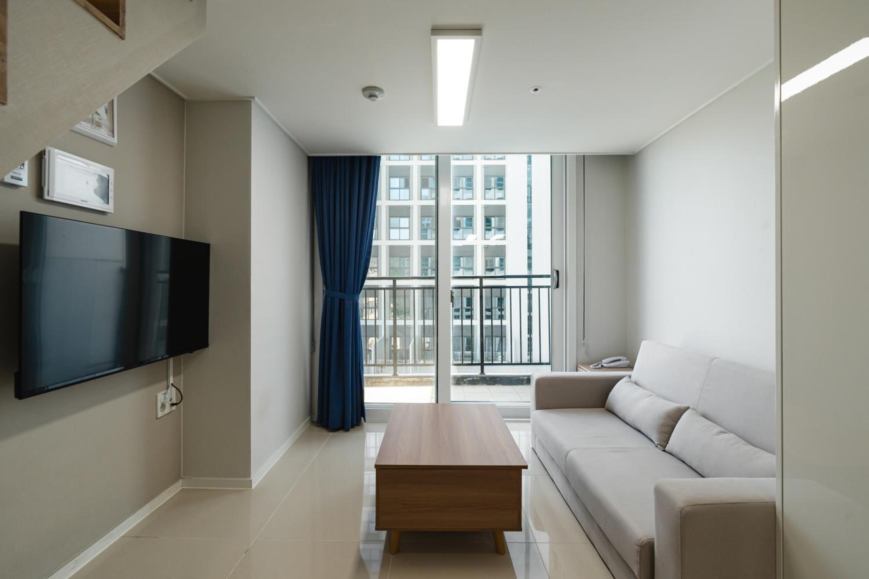 Superior Twin Room with Balcony and City View - Photo 8