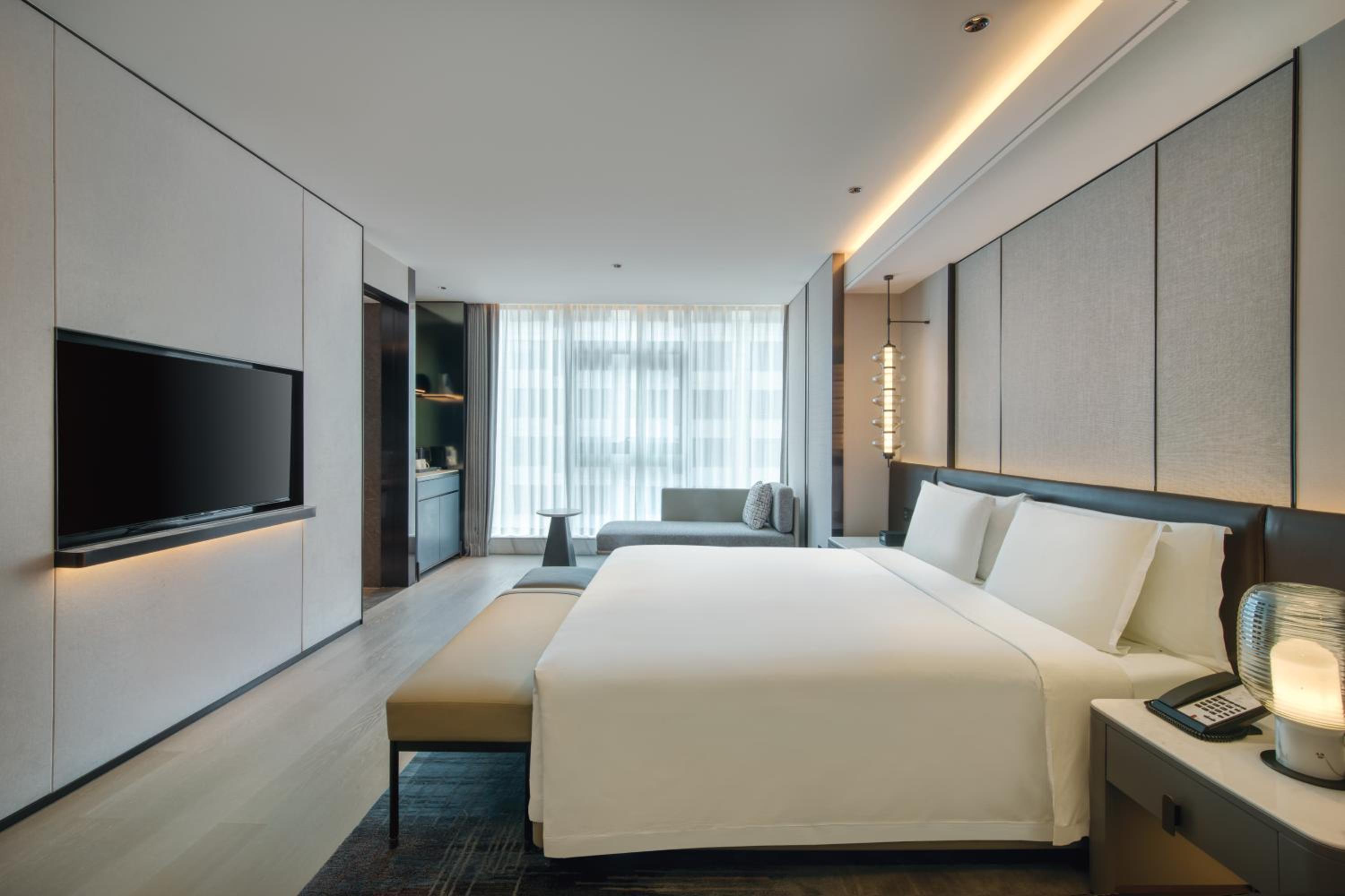 1 King Premium Bathtub Lounge Access