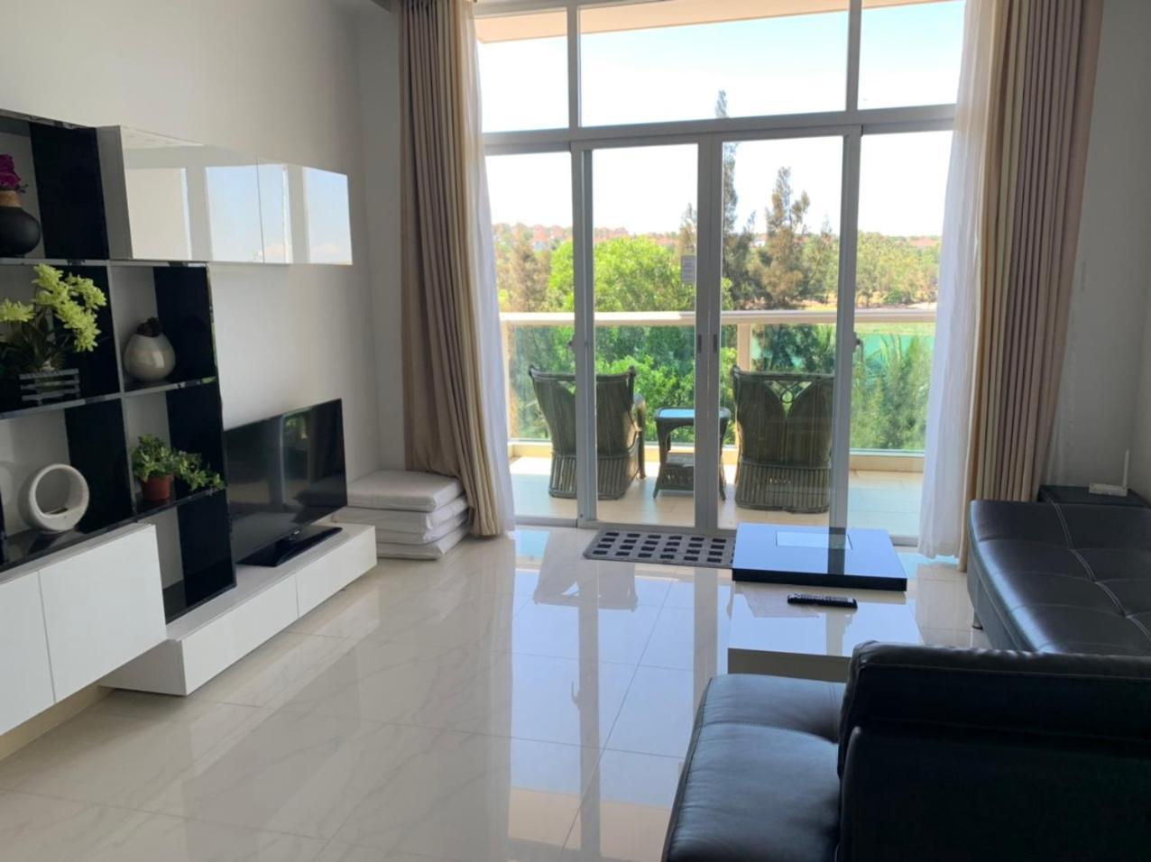 One-Bedroom Apartment With Balcony And Mountain View   photo 2