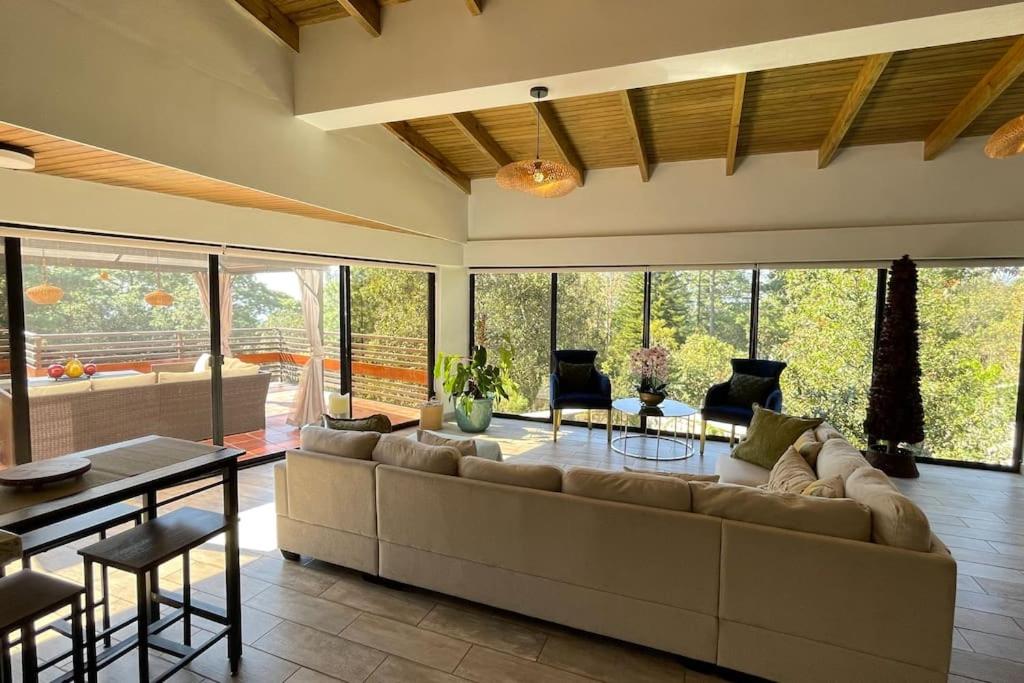 Five-Bedroom House photo 1