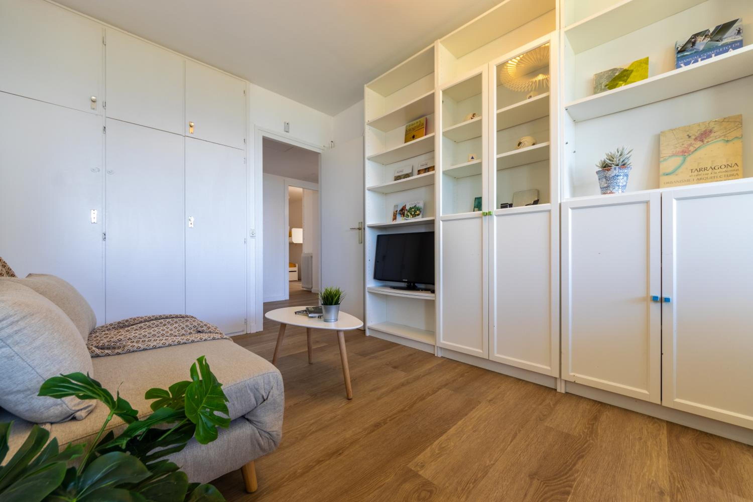 Apartamento de dos habitaciones con balcón y vista al mar