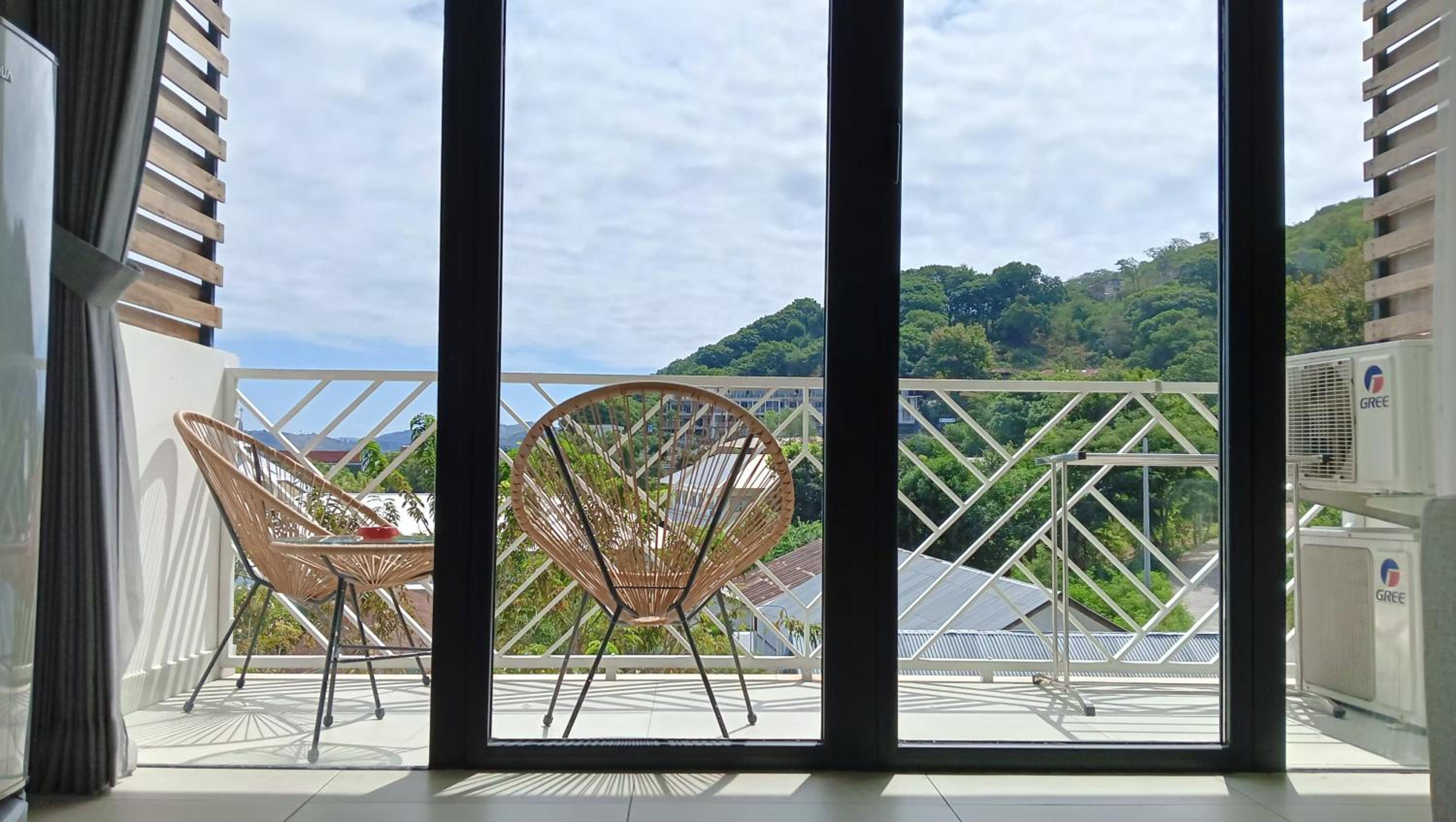 Deluxe Double Room with Balcony - Photo 4