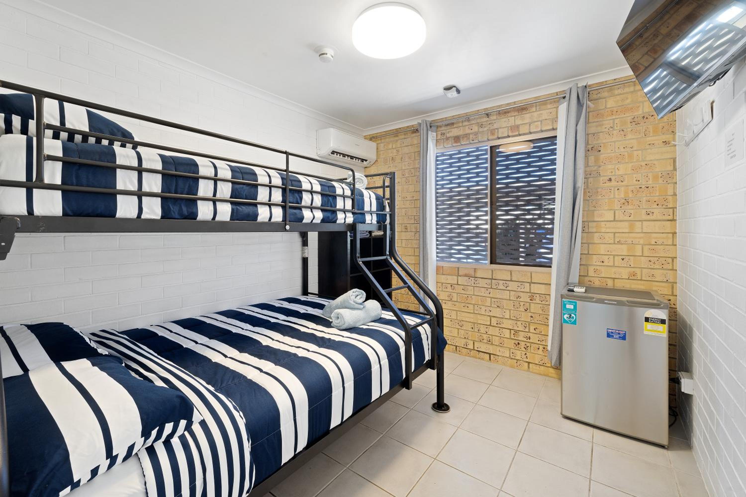 Basic Triple Room with Shared Bathroom photo 1