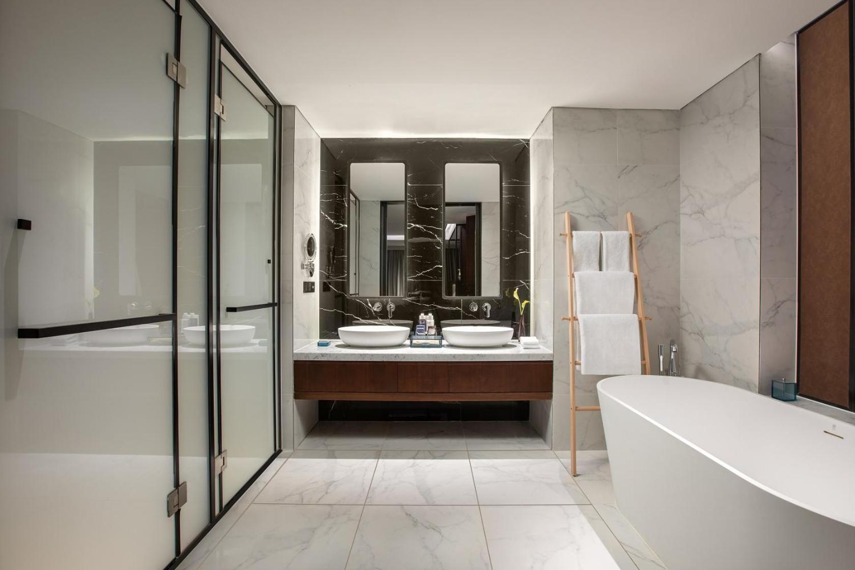 One-Bedroom Suite - Photo 4