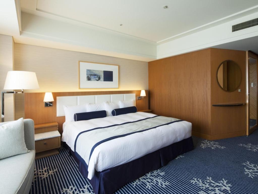 Bay Club Floor - King Room with City View - Non-Smoking photo 3