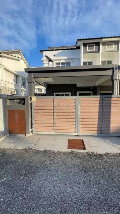 Four-Bedroom House photo 1