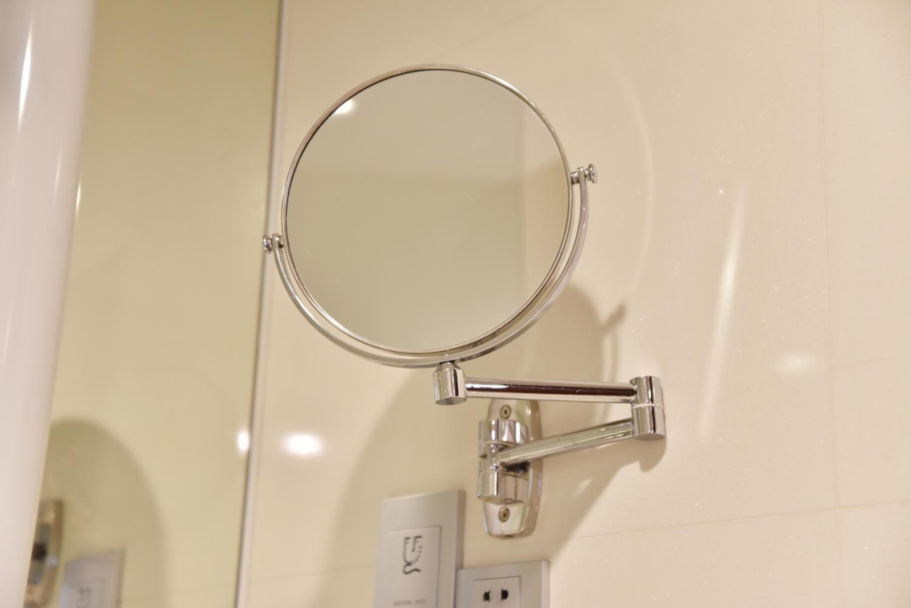 Premium Twin Room with Bath and Shower - Photo 4