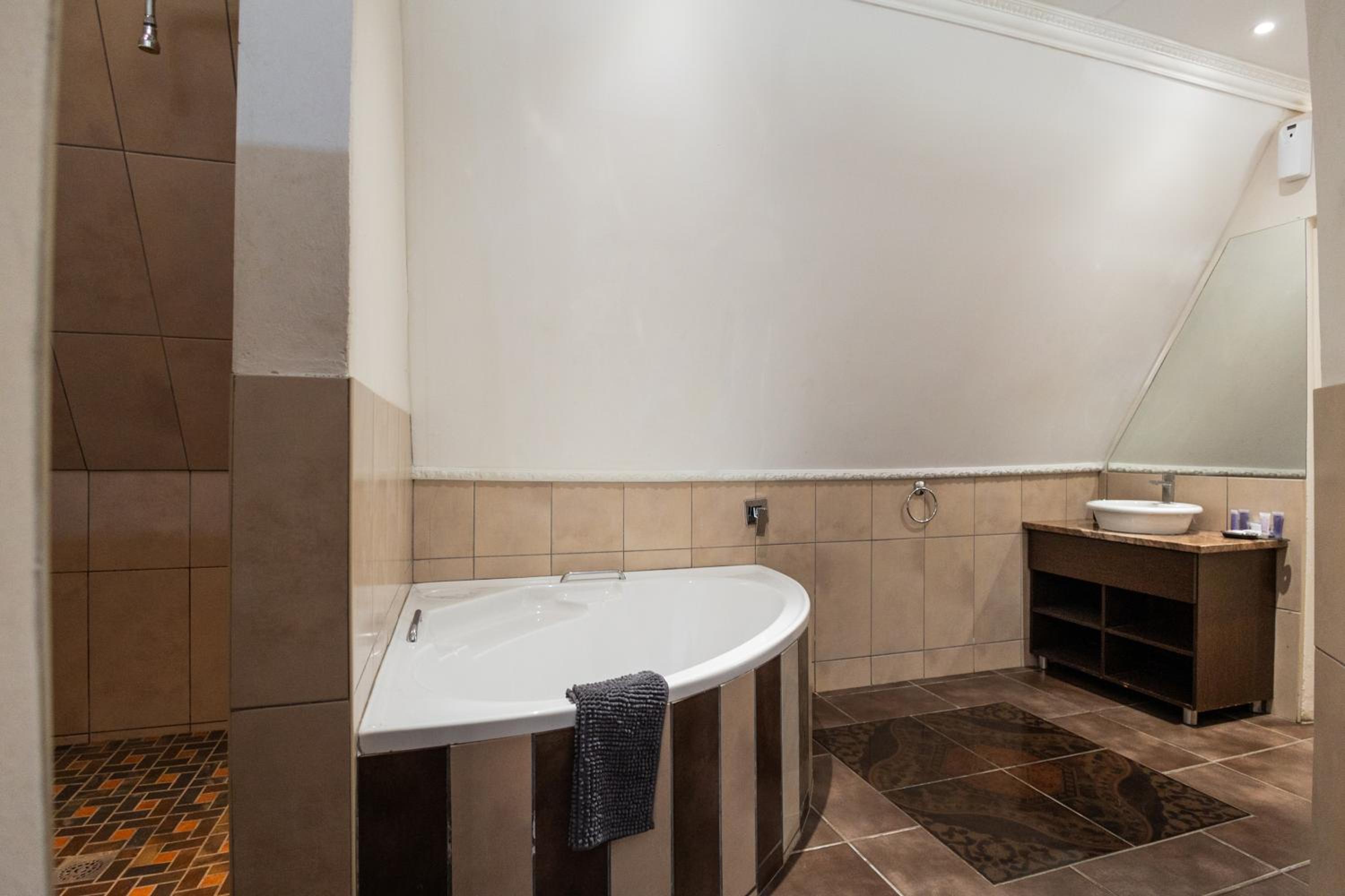 Standard Suite - Photo 21