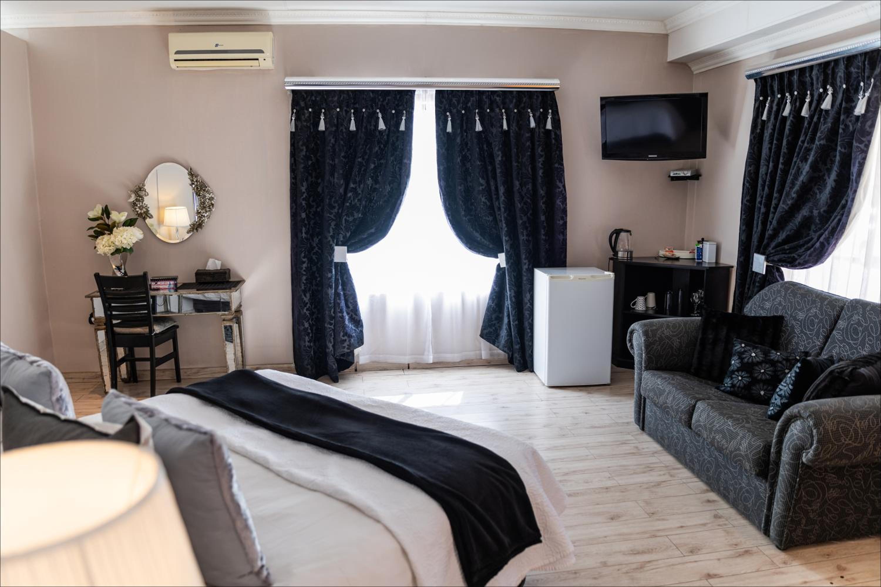 Standard Suite - Photo 15