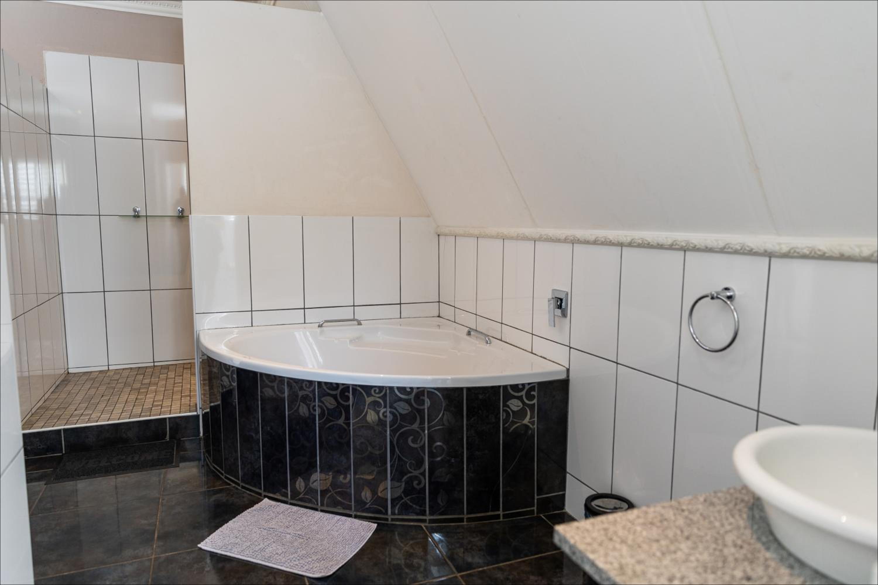 Standard Suite - Photo 13