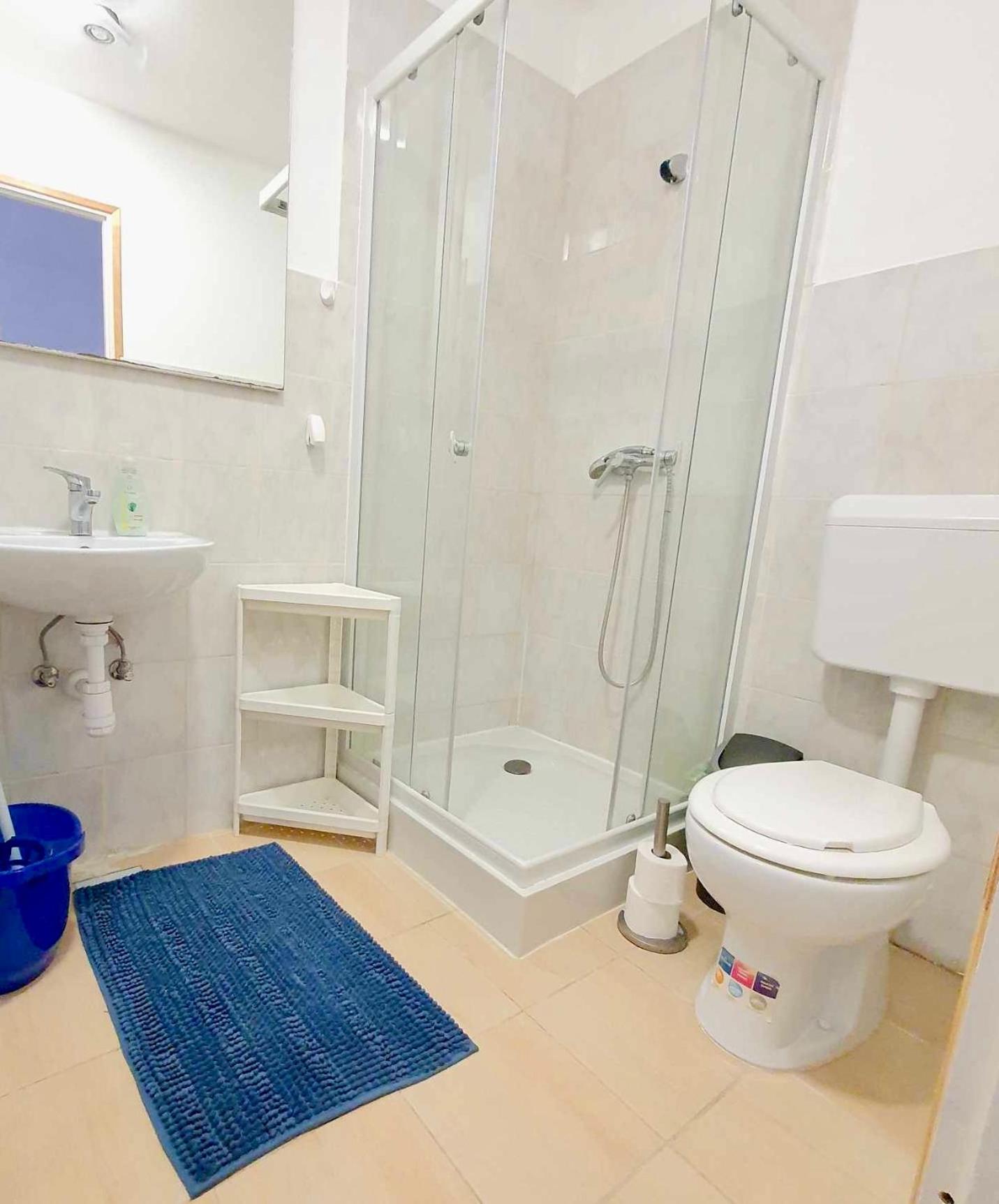 Apartment with Terrace - Photo 8