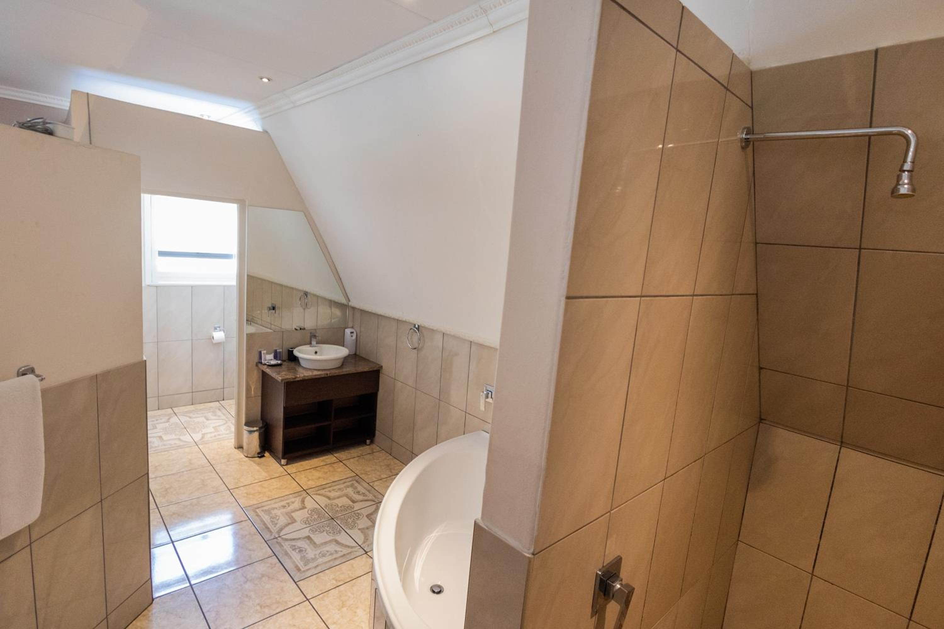 Standard Suite - Photo 11