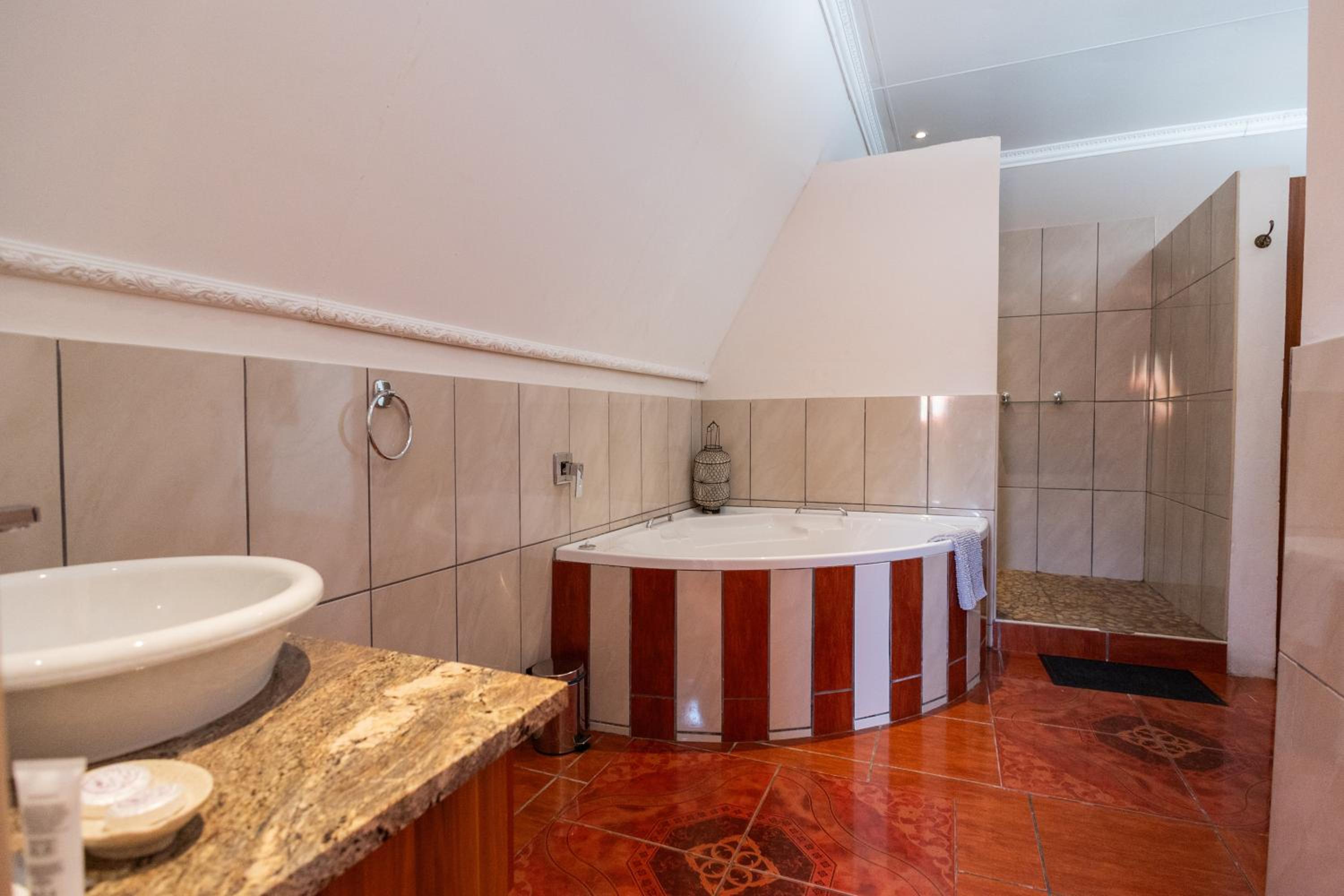 Standard Suite - Photo 10