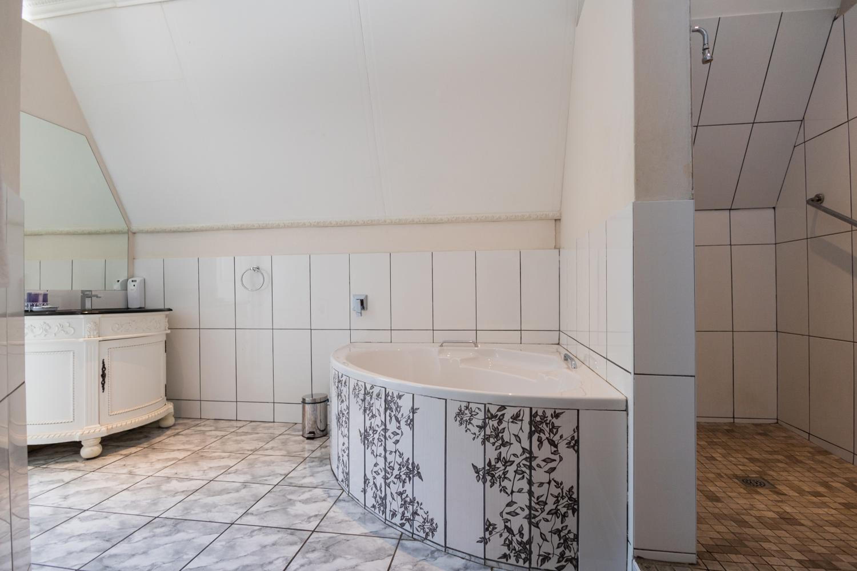 Standard Suite - Photo 7