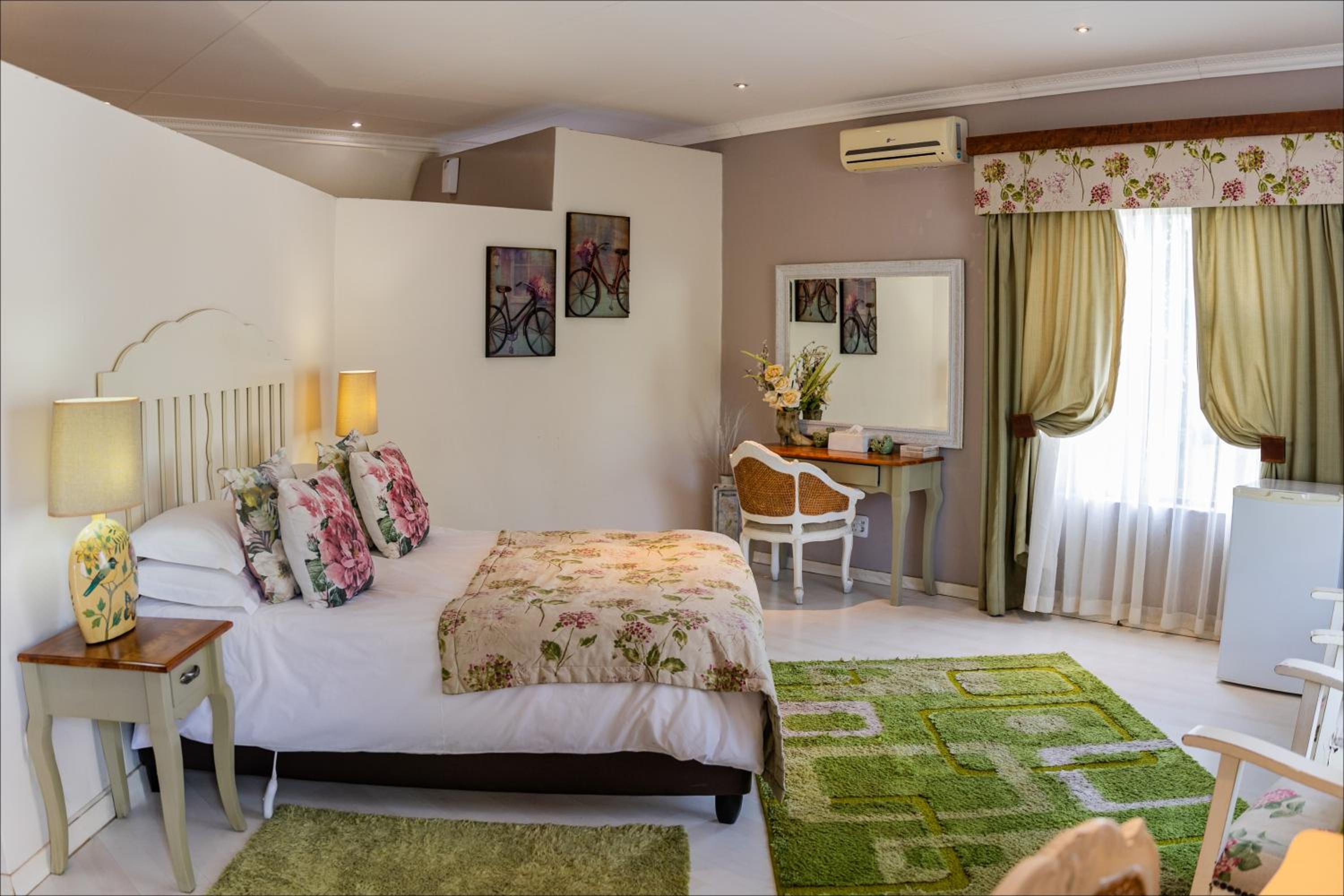 Standard Suite - Photo 16