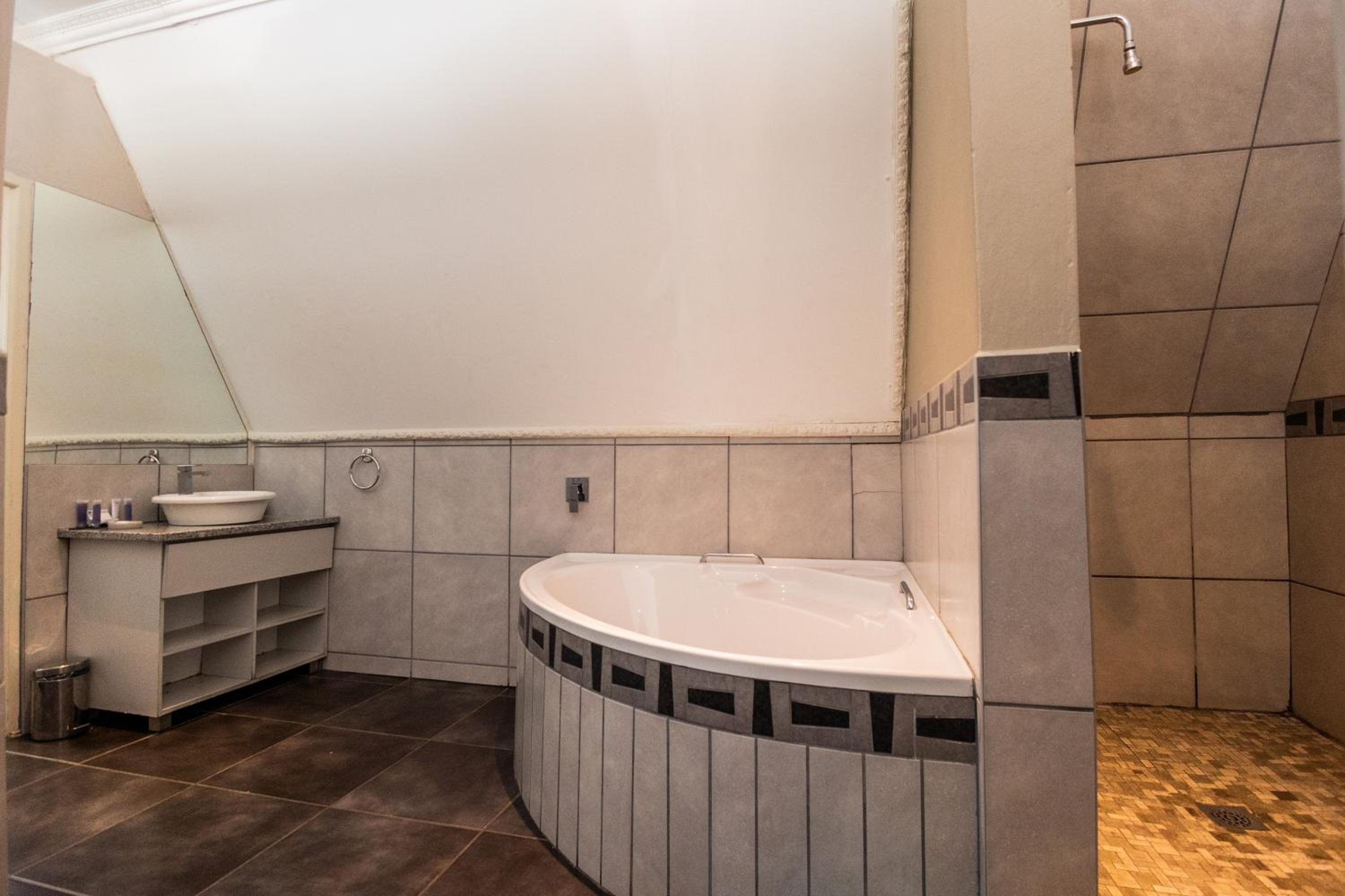 Standard Suite - Photo 20