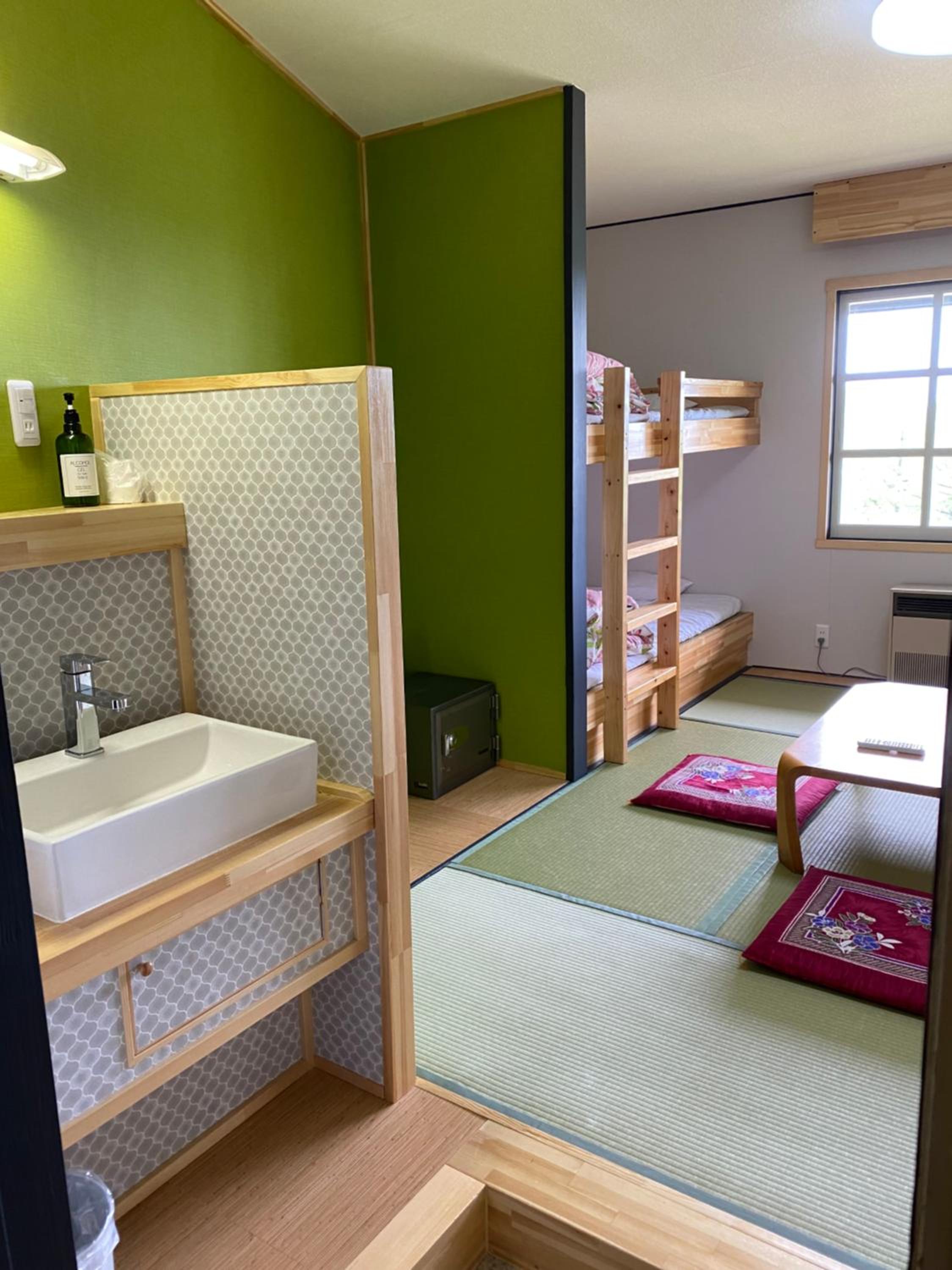 Quadruple Room with Shared Bathroom photo 2