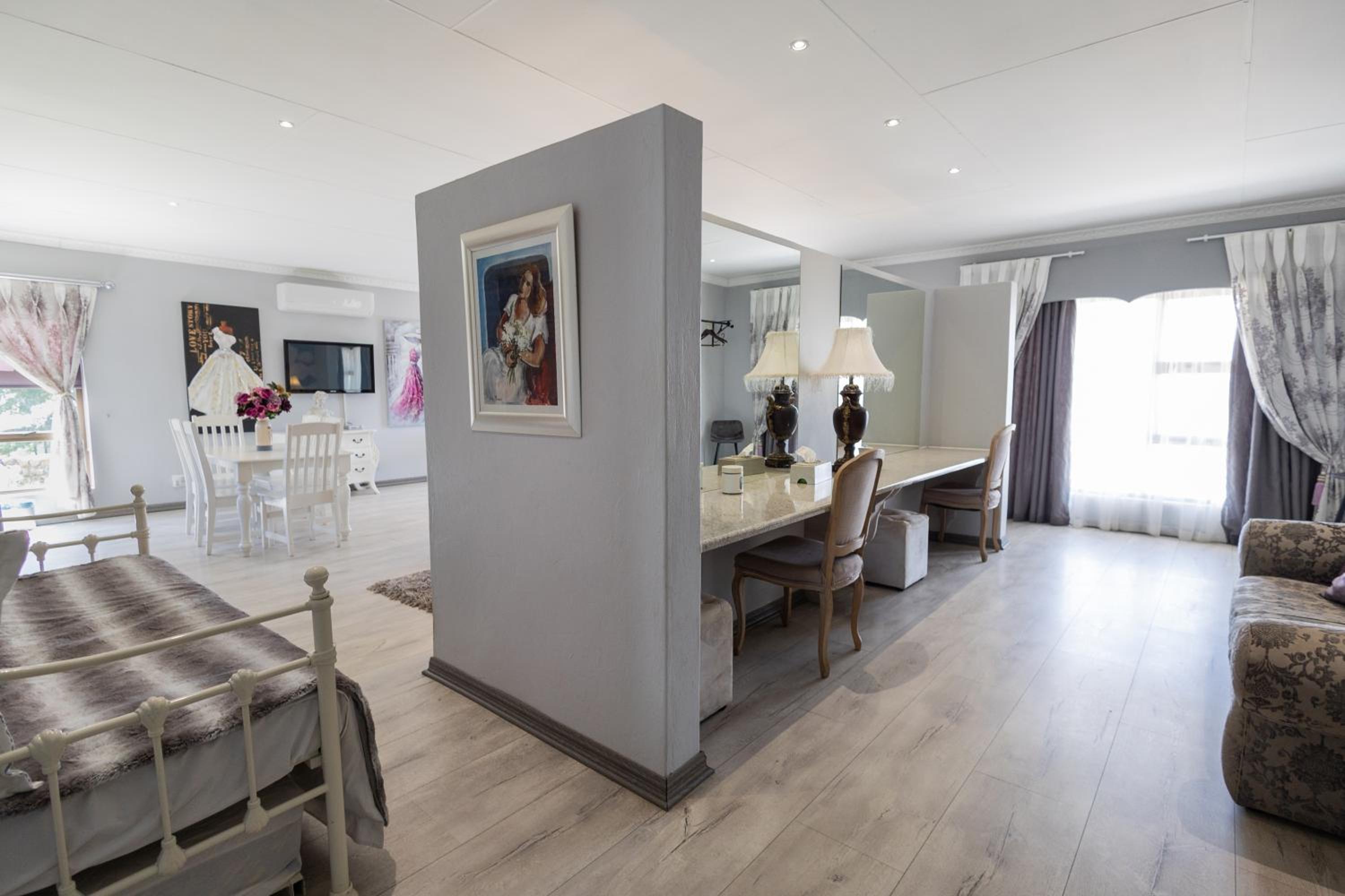 Executive Suite - Photo 3