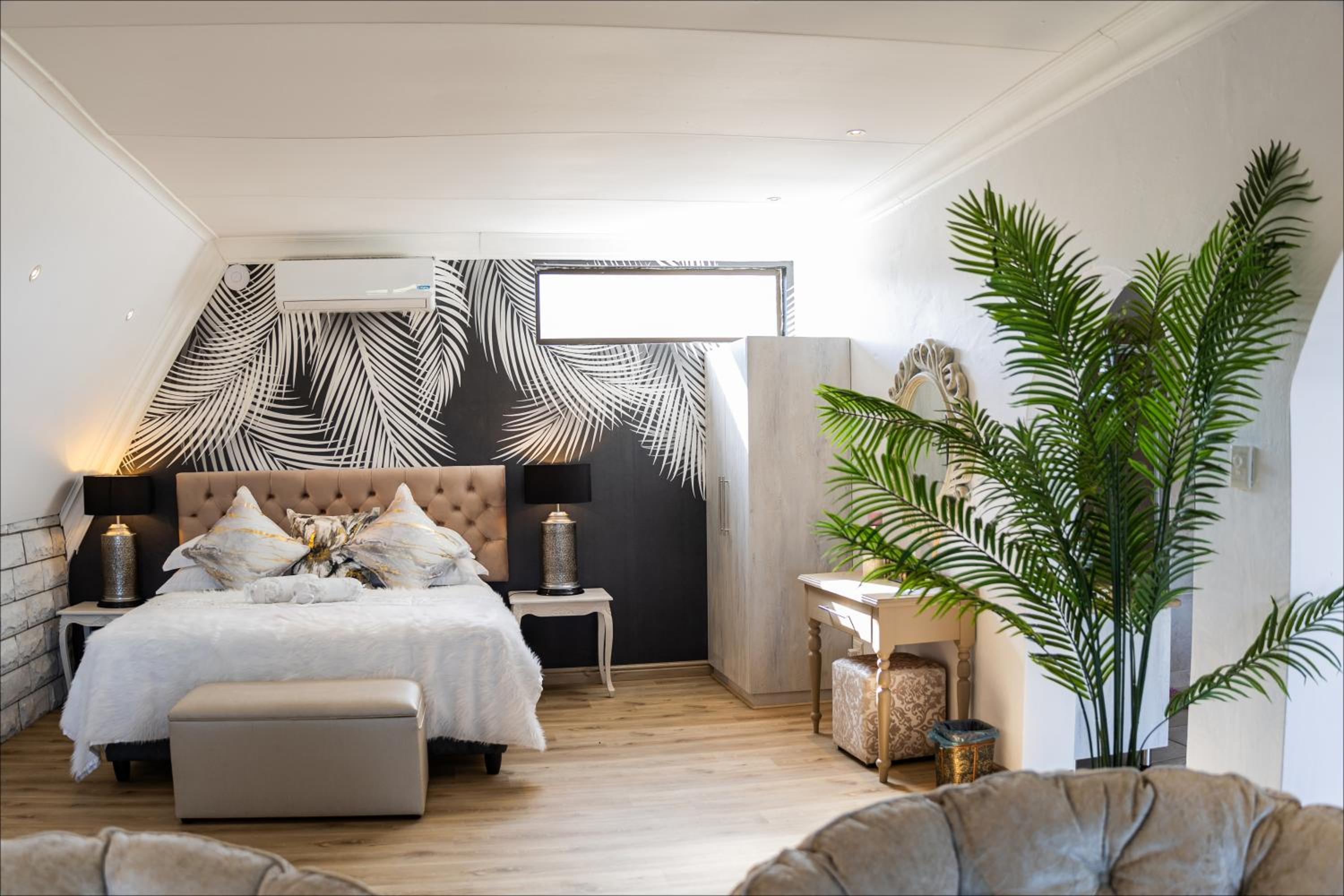 Honeymoon Suite - Photo 5