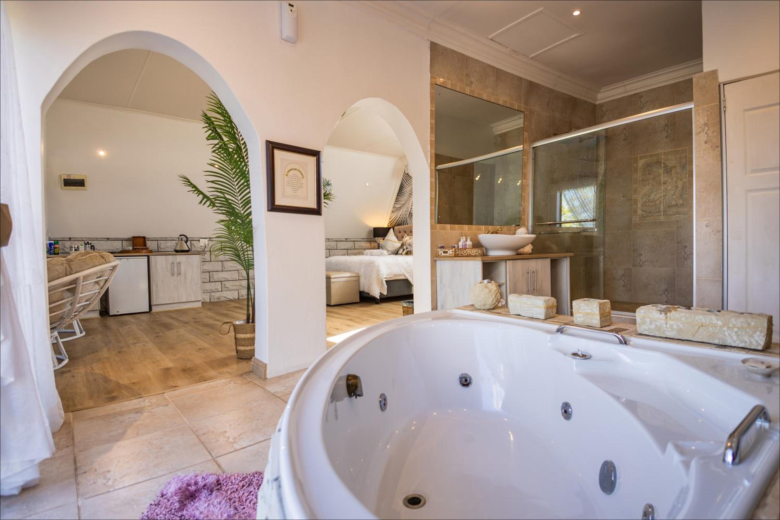 Honeymoon Suite - Photo 2