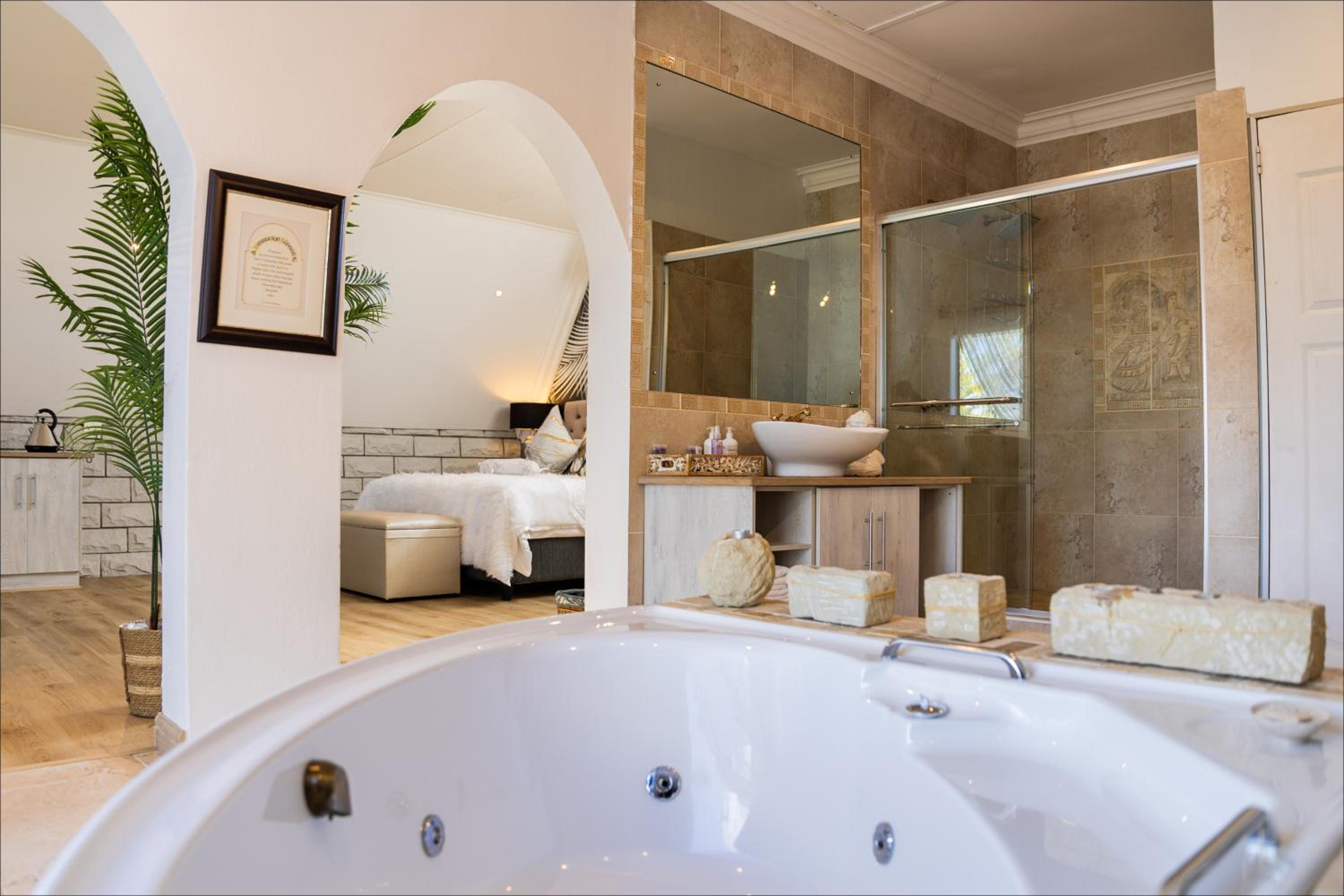 Honeymoon Suite - Photo 6