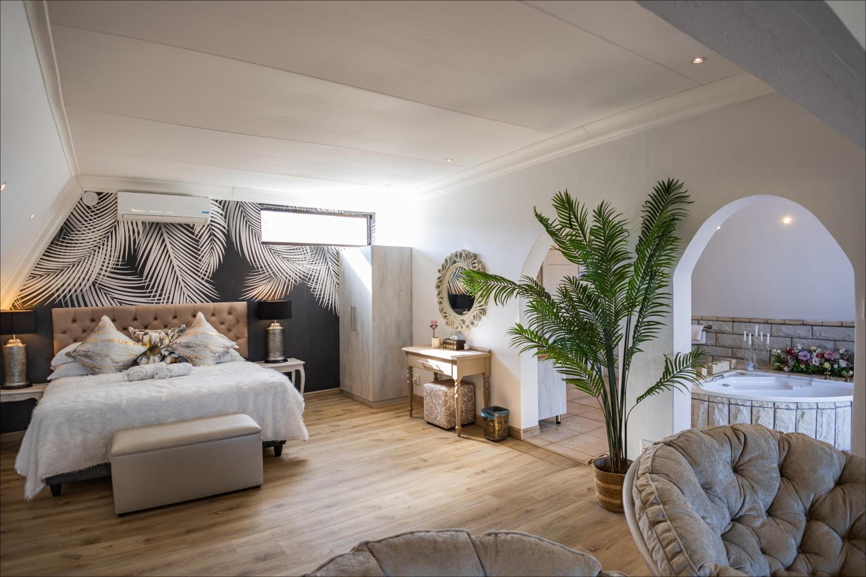 Honeymoon Suite - Photo 10