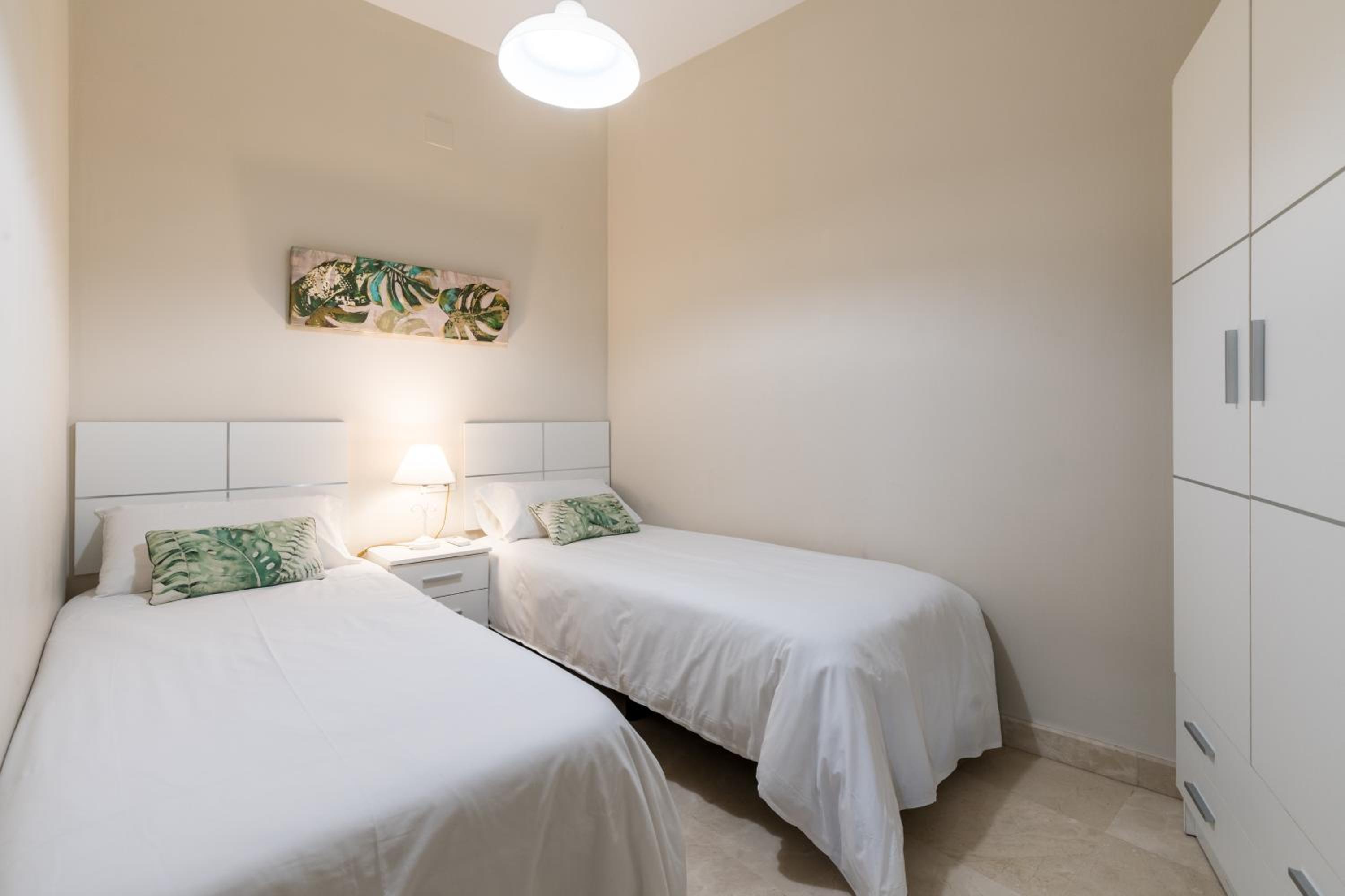Two-Bedroom Duplex Apartment with Balcony - Photo 4
