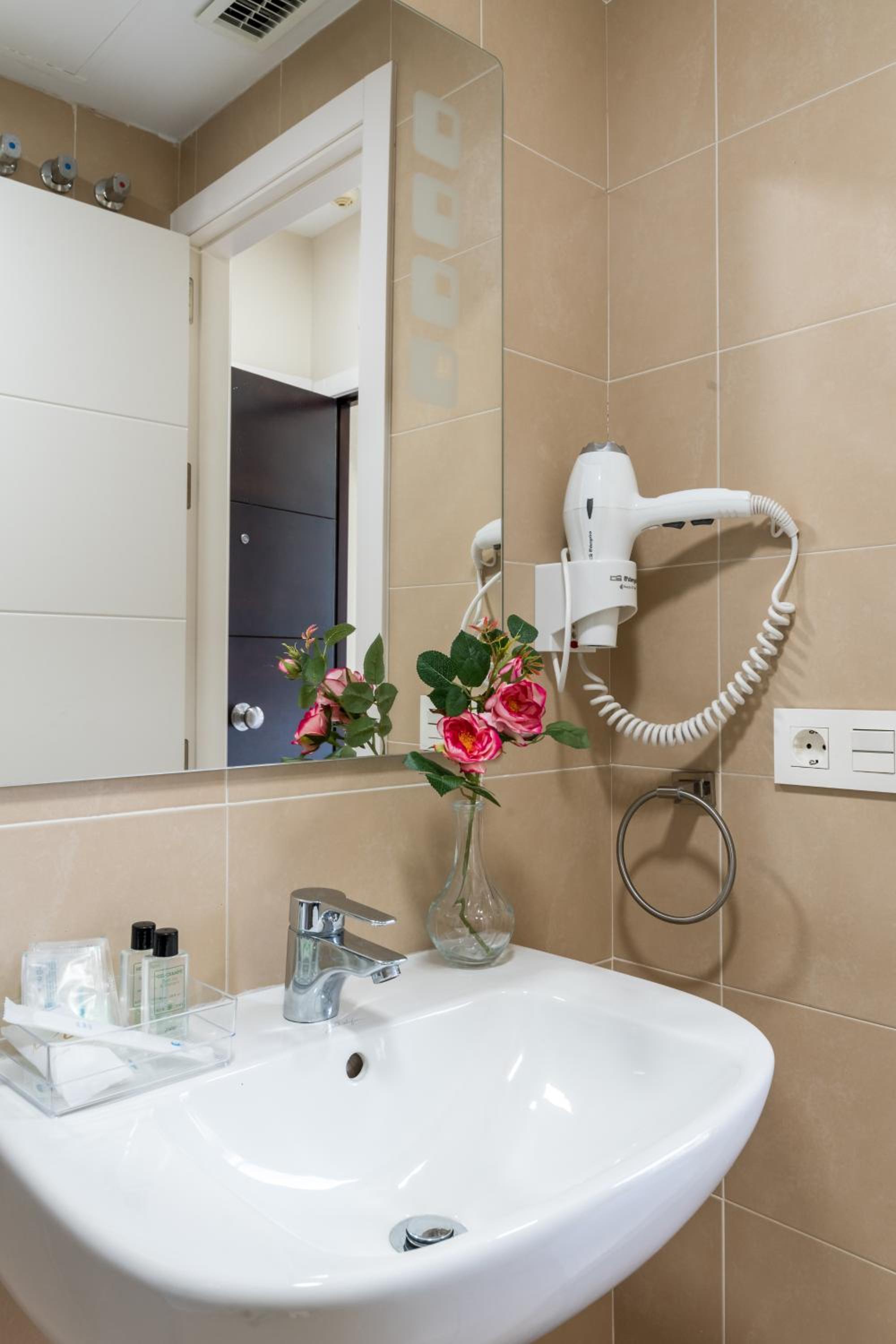 Two-Bedroom Duplex Apartment with Balcony - Photo 3