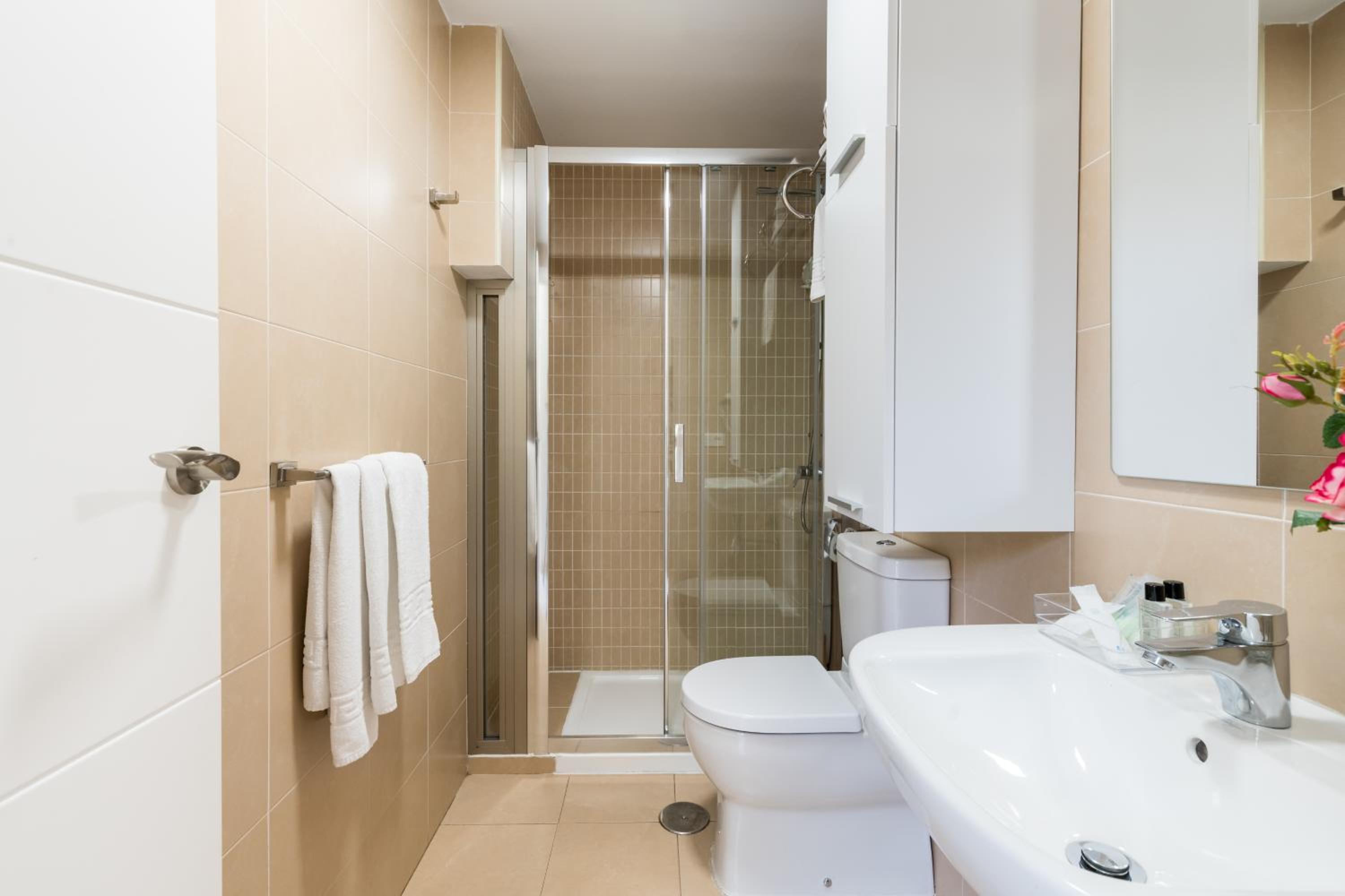 Two-Bedroom Duplex Apartment with Balcony - Photo 2
