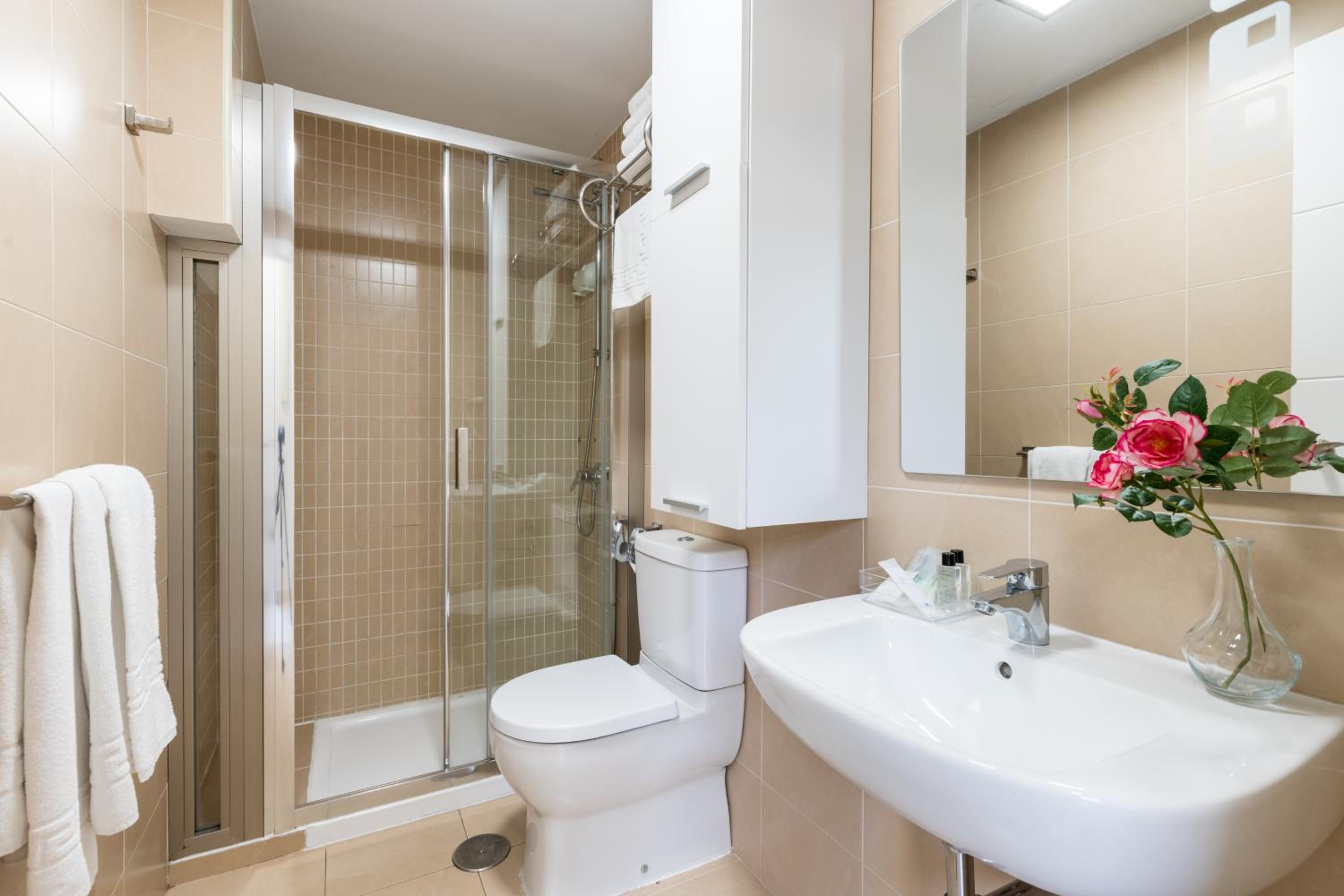 Two-Bedroom Duplex Apartment with Balcony - Photo 35