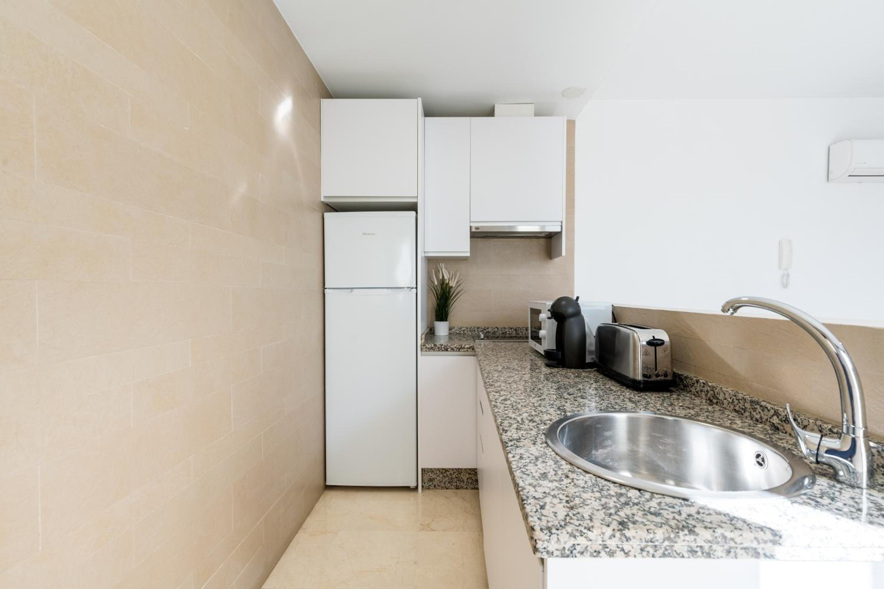 Two-Bedroom Duplex Apartment with Balcony - Photo 27