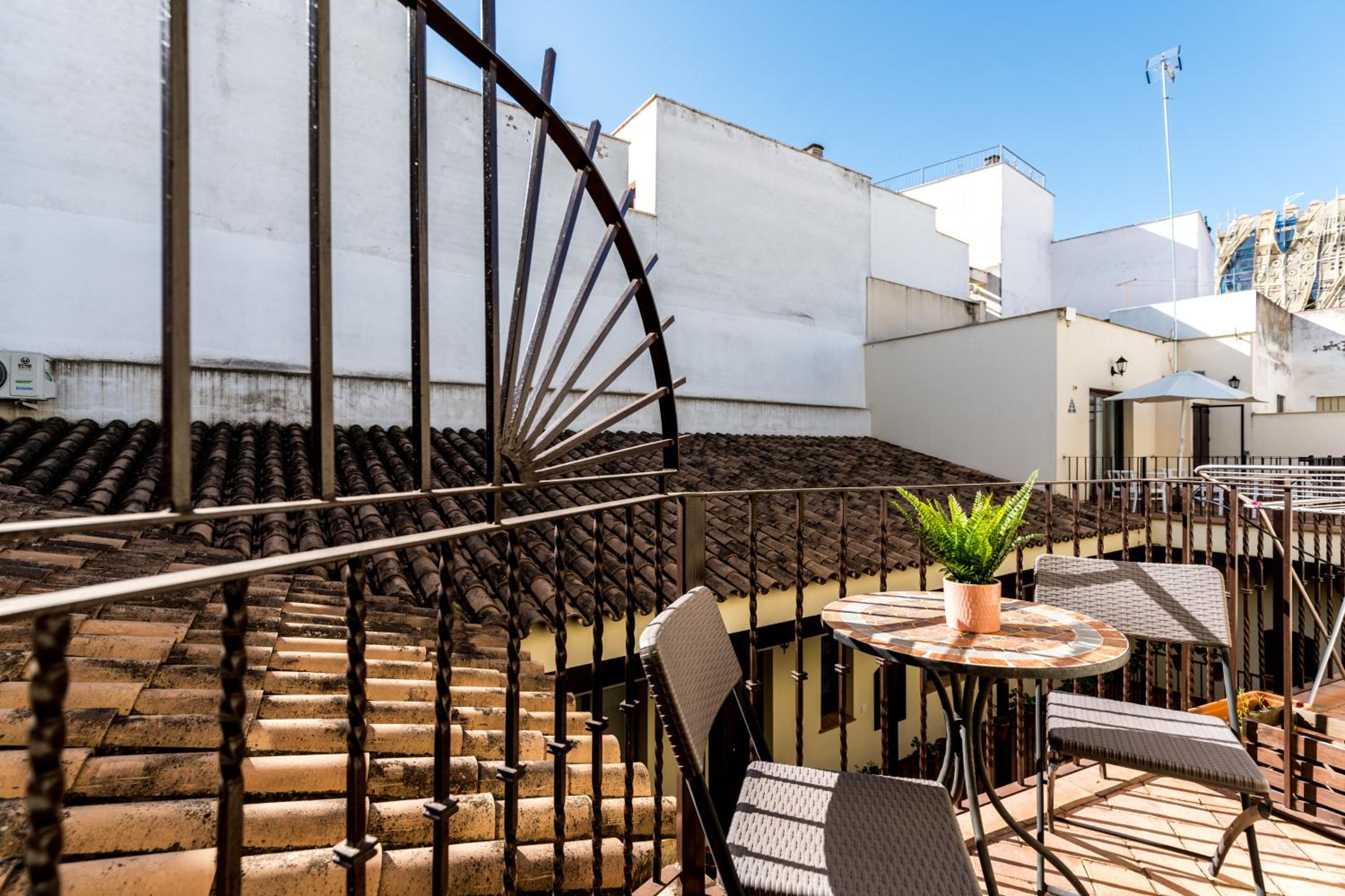 Two-Bedroom Duplex Apartment with Balcony - Photo 15