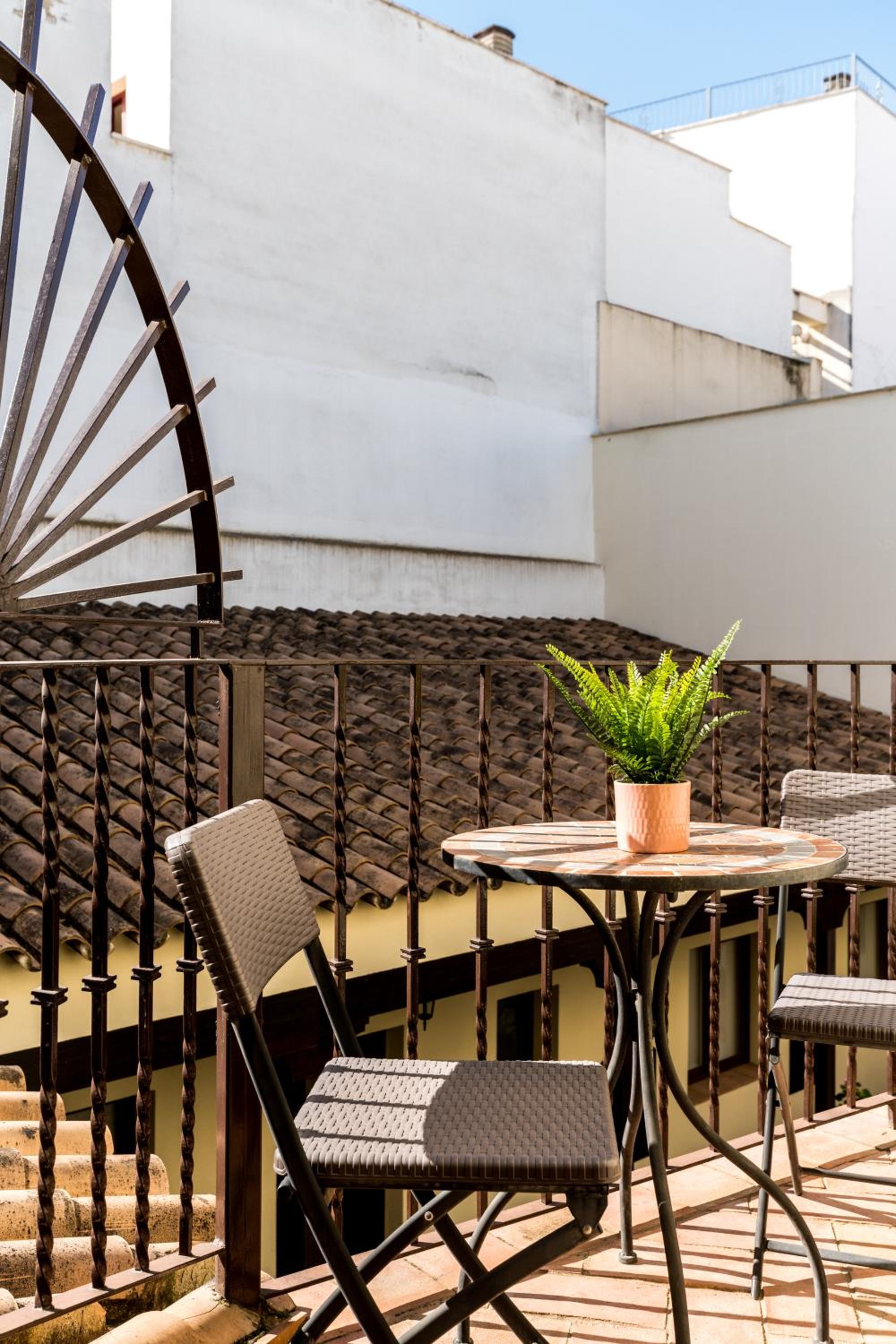 Two-Bedroom Duplex Apartment with Balcony - Photo 14