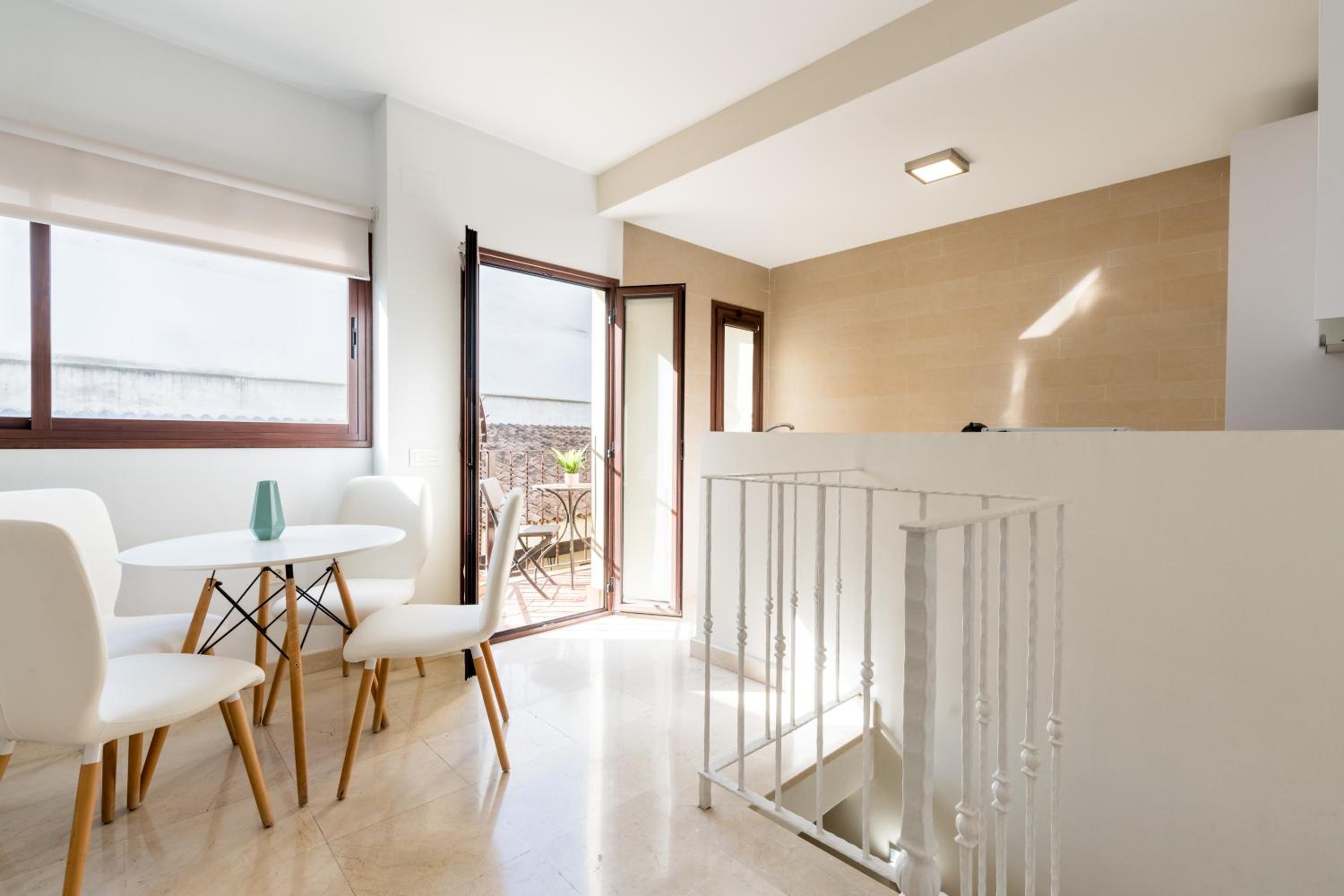 Two-Bedroom Duplex Apartment with Balcony - Photo 11