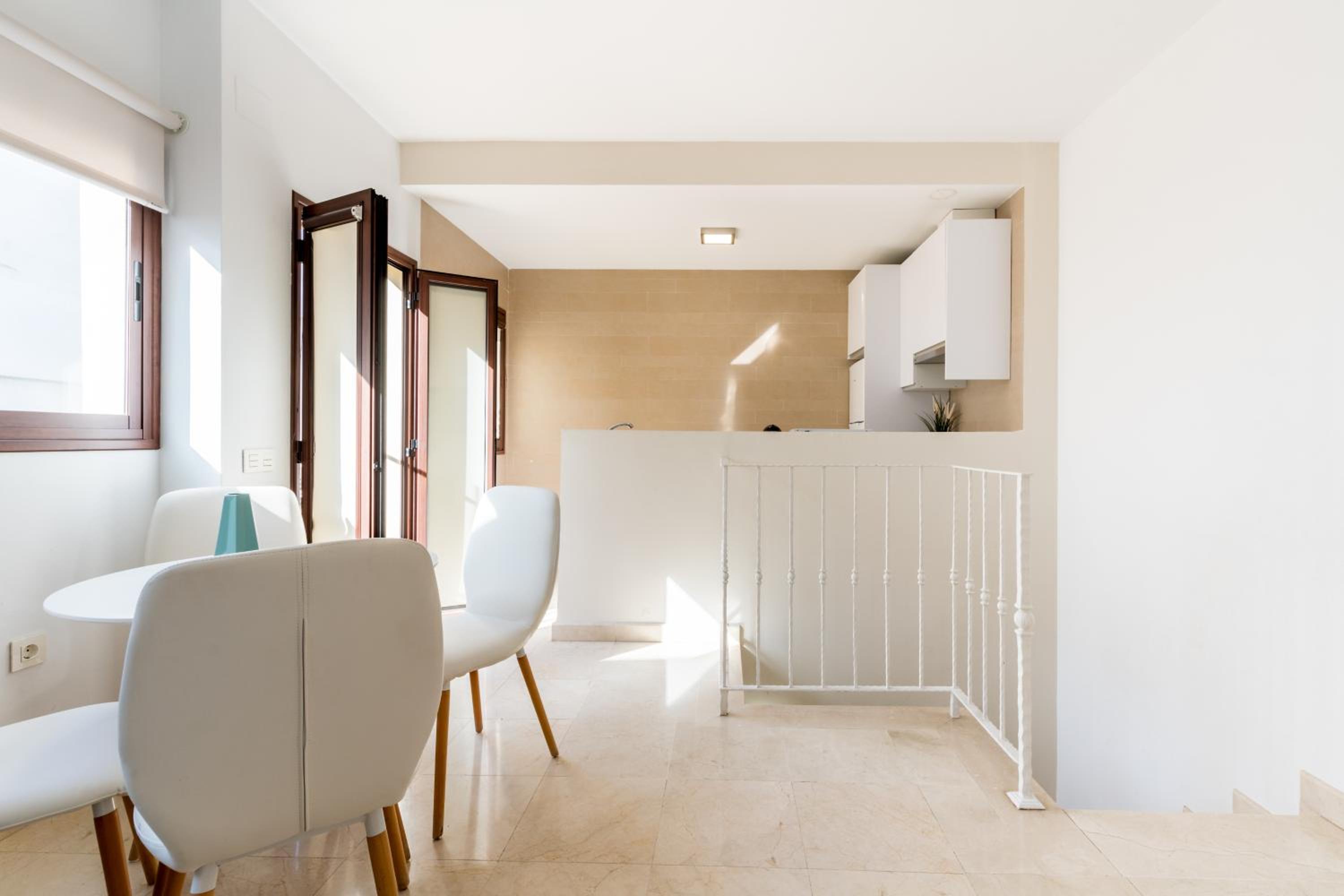 Two-Bedroom Duplex Apartment with Balcony - Photo 10