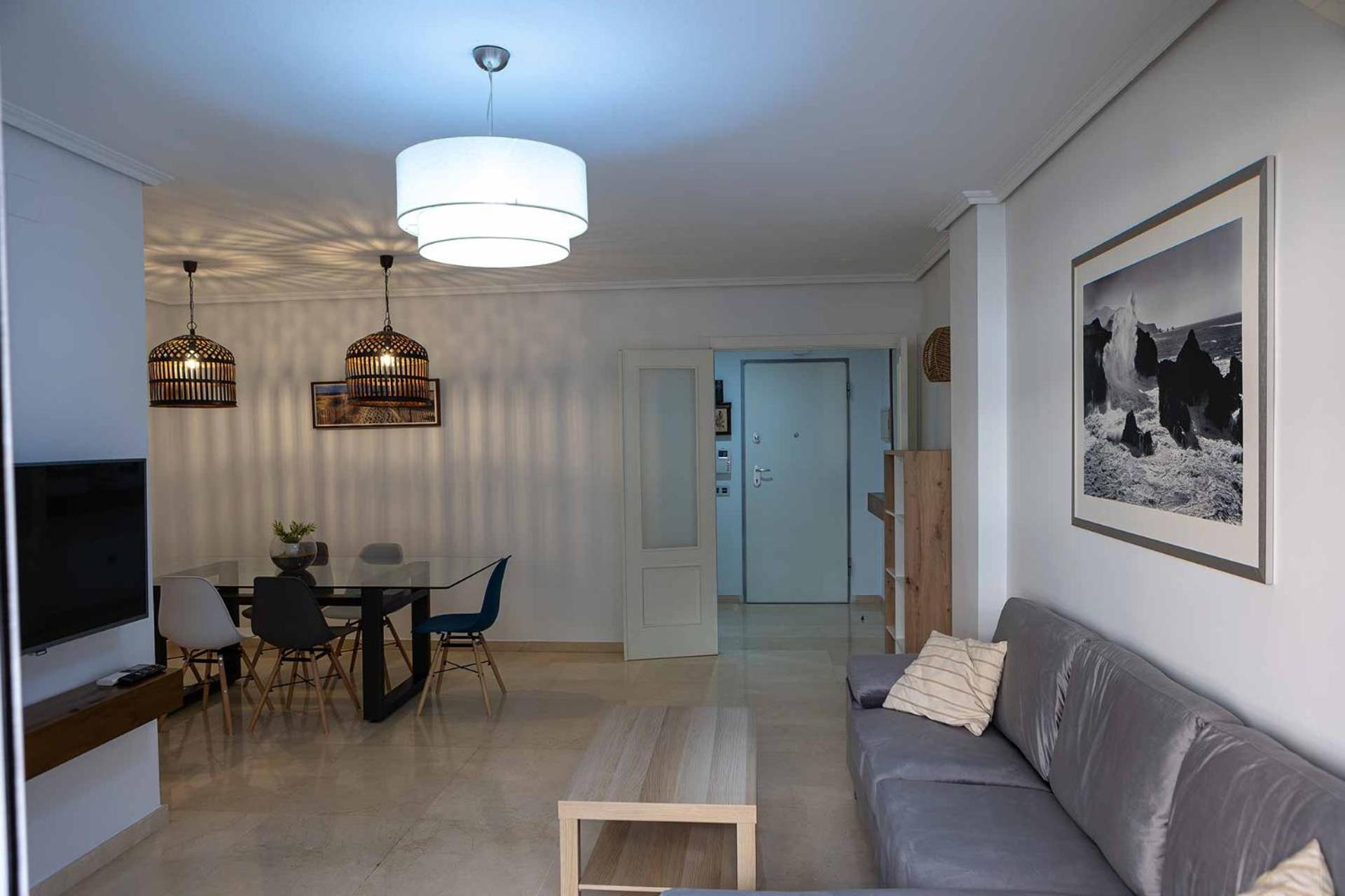 Apartamento de cuatro habitaciones con balcón
