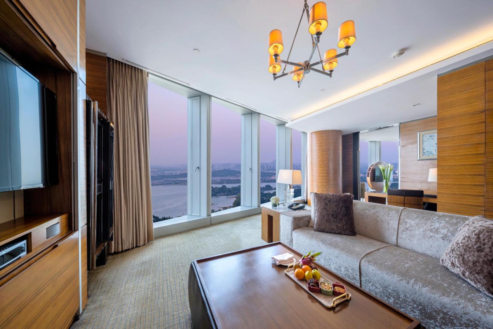 One-Bedroom Dining Suite with Lake View - Photo 5