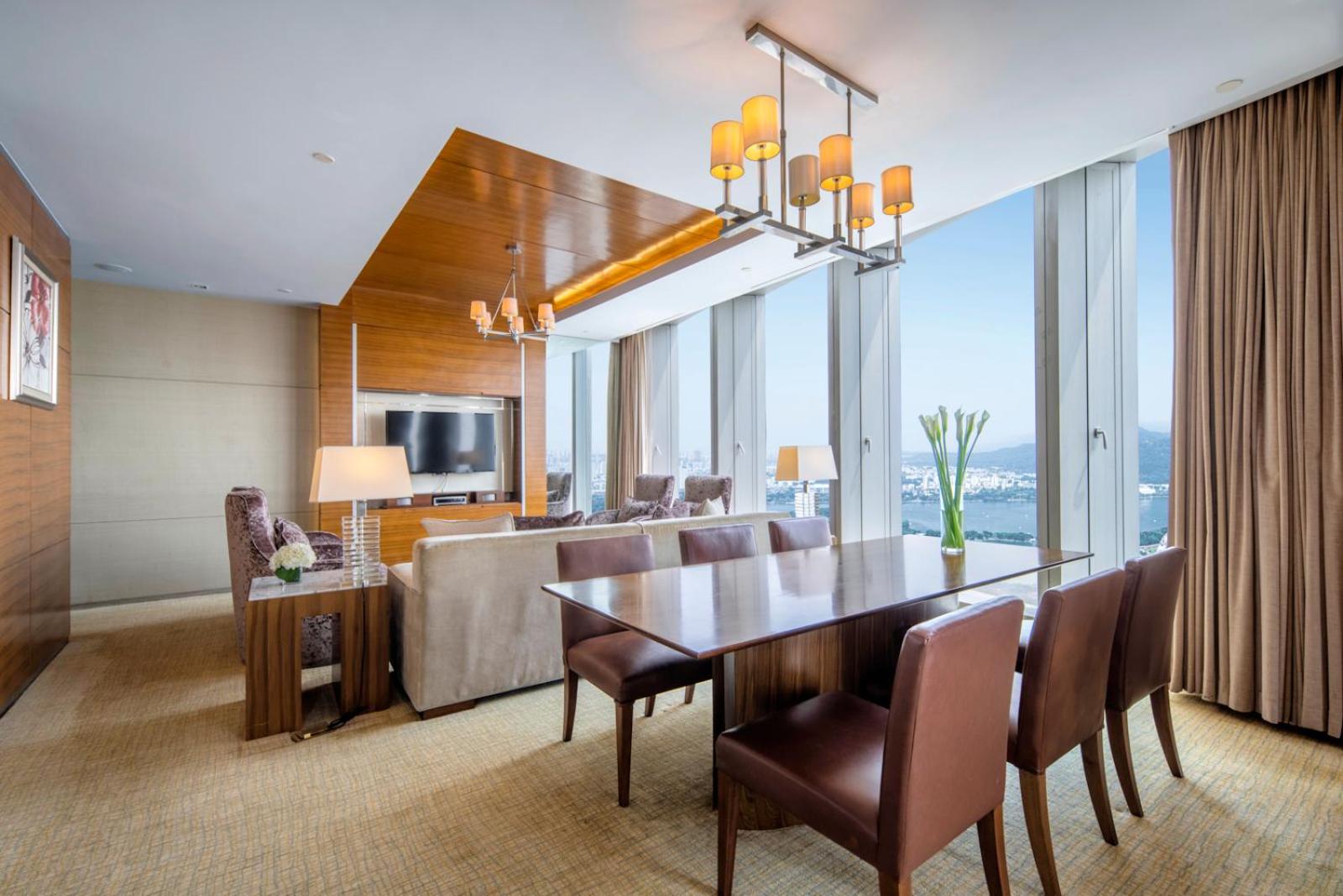 One-Bedroom Dining Suite with Lake View - Photo 1