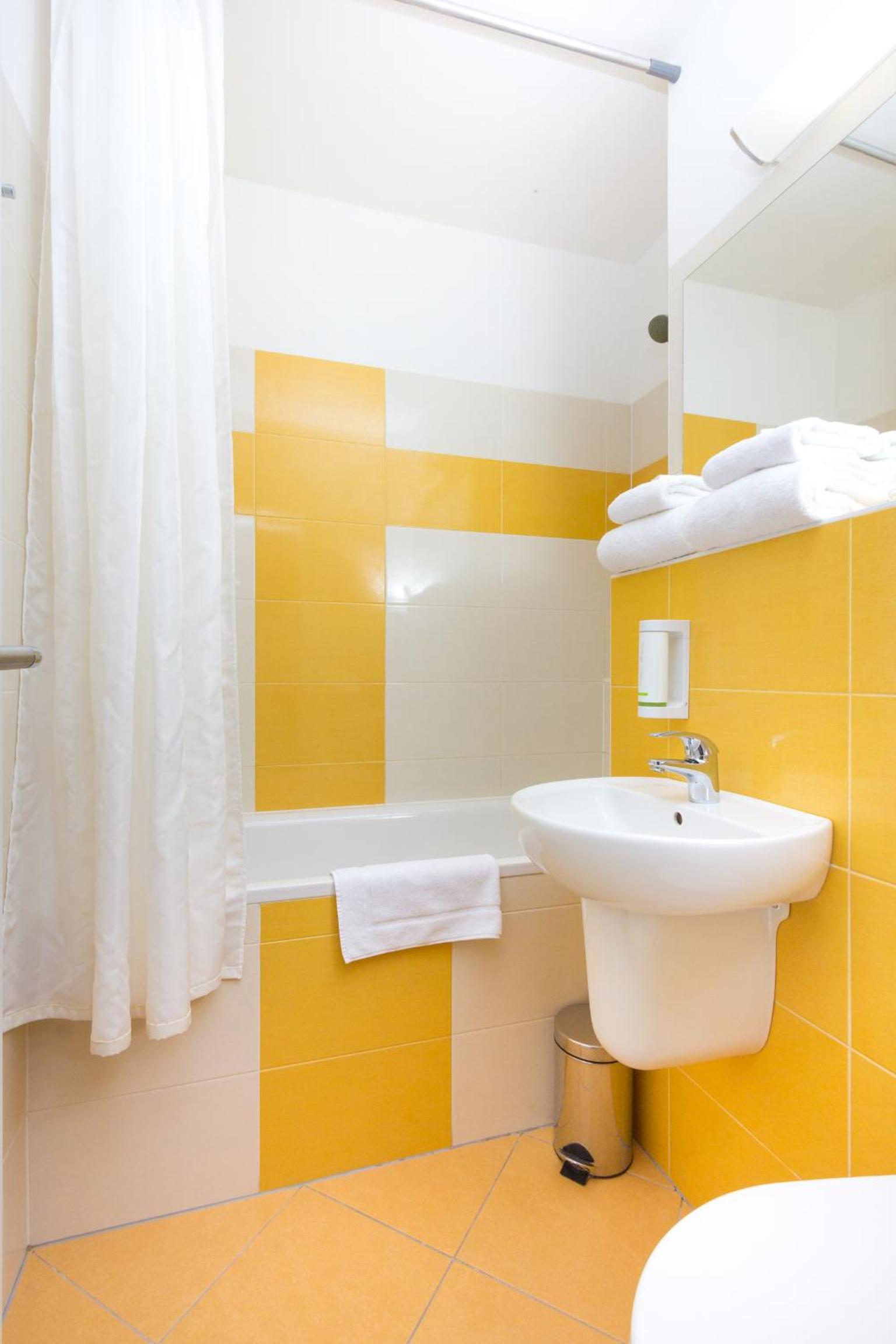Standard Triple Room - Photo 3