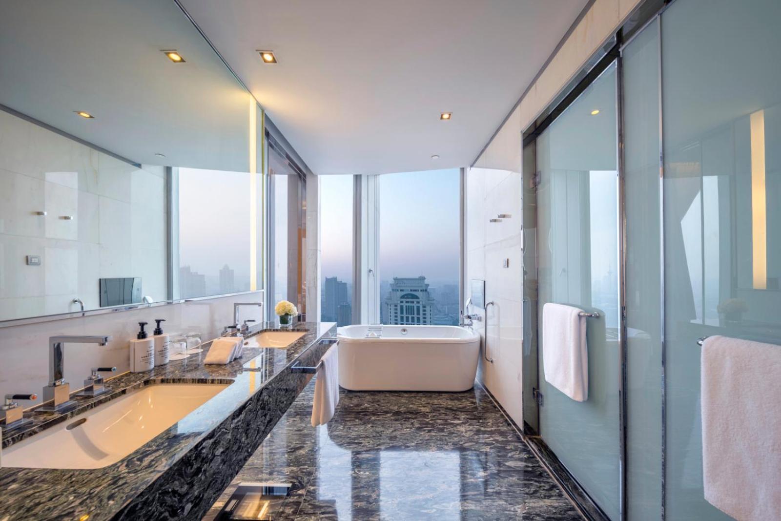 Junior King Suite with City View - Photo 2