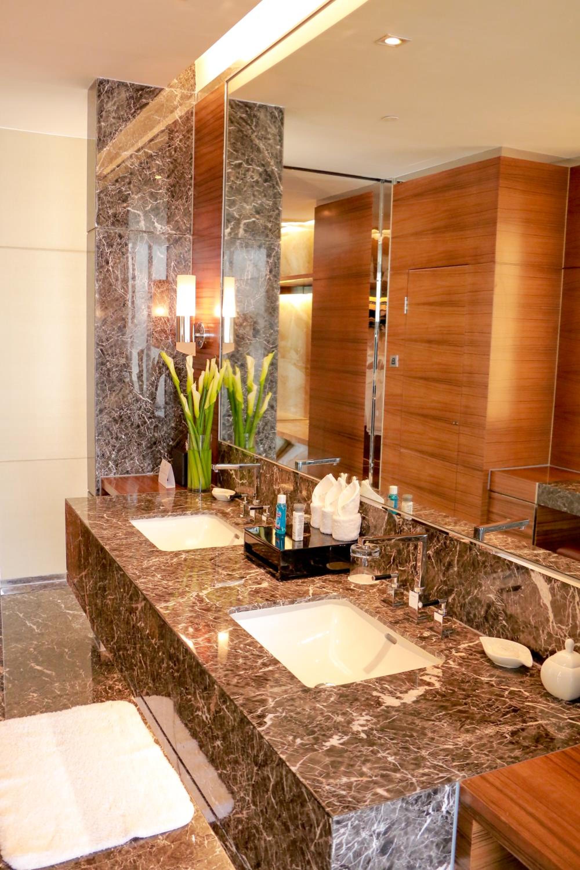 Classic King Room with Lake View - Photo 2