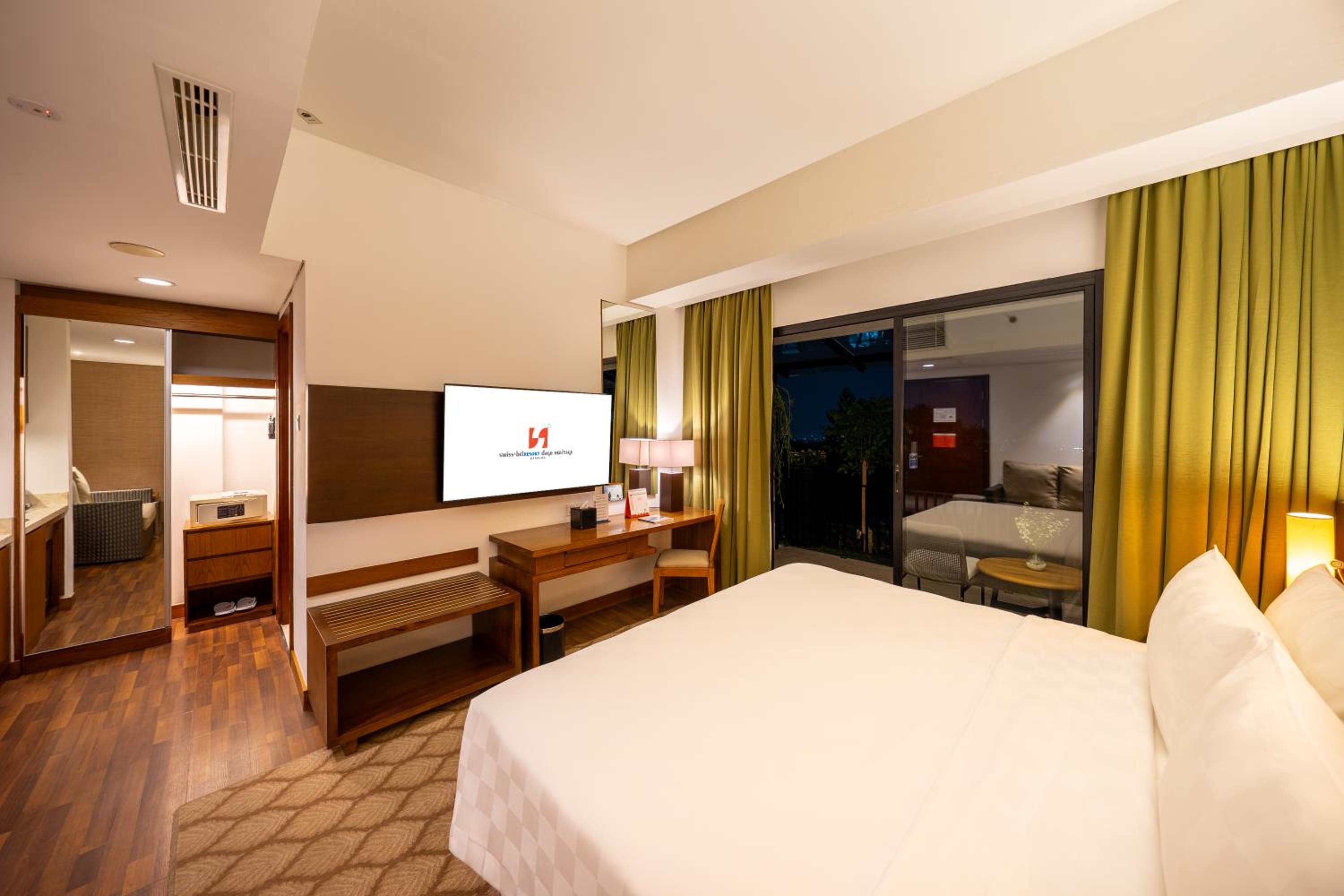 Deluxe Double Room with Balcony photo 3
