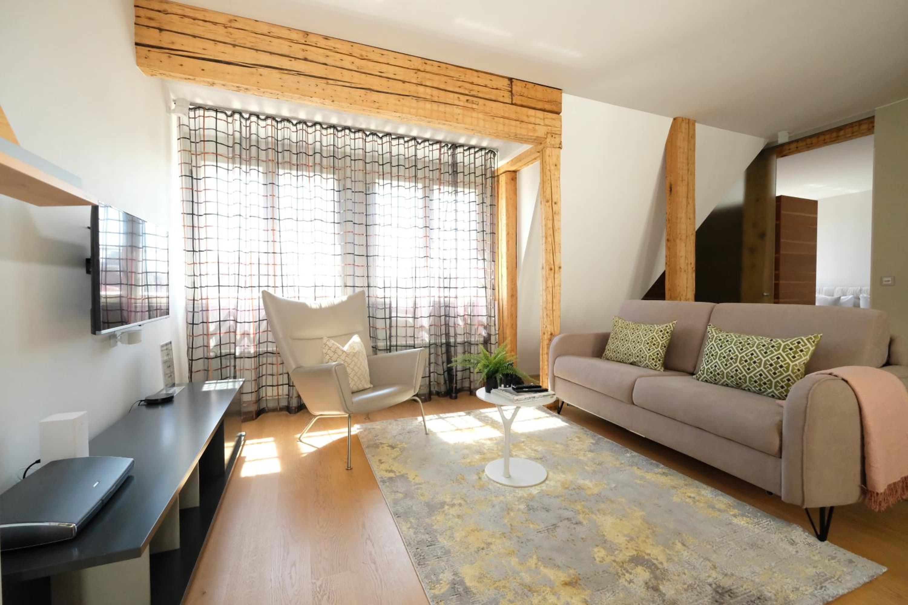 Luxury Two-Bedroom Apartment with View - Photo 18